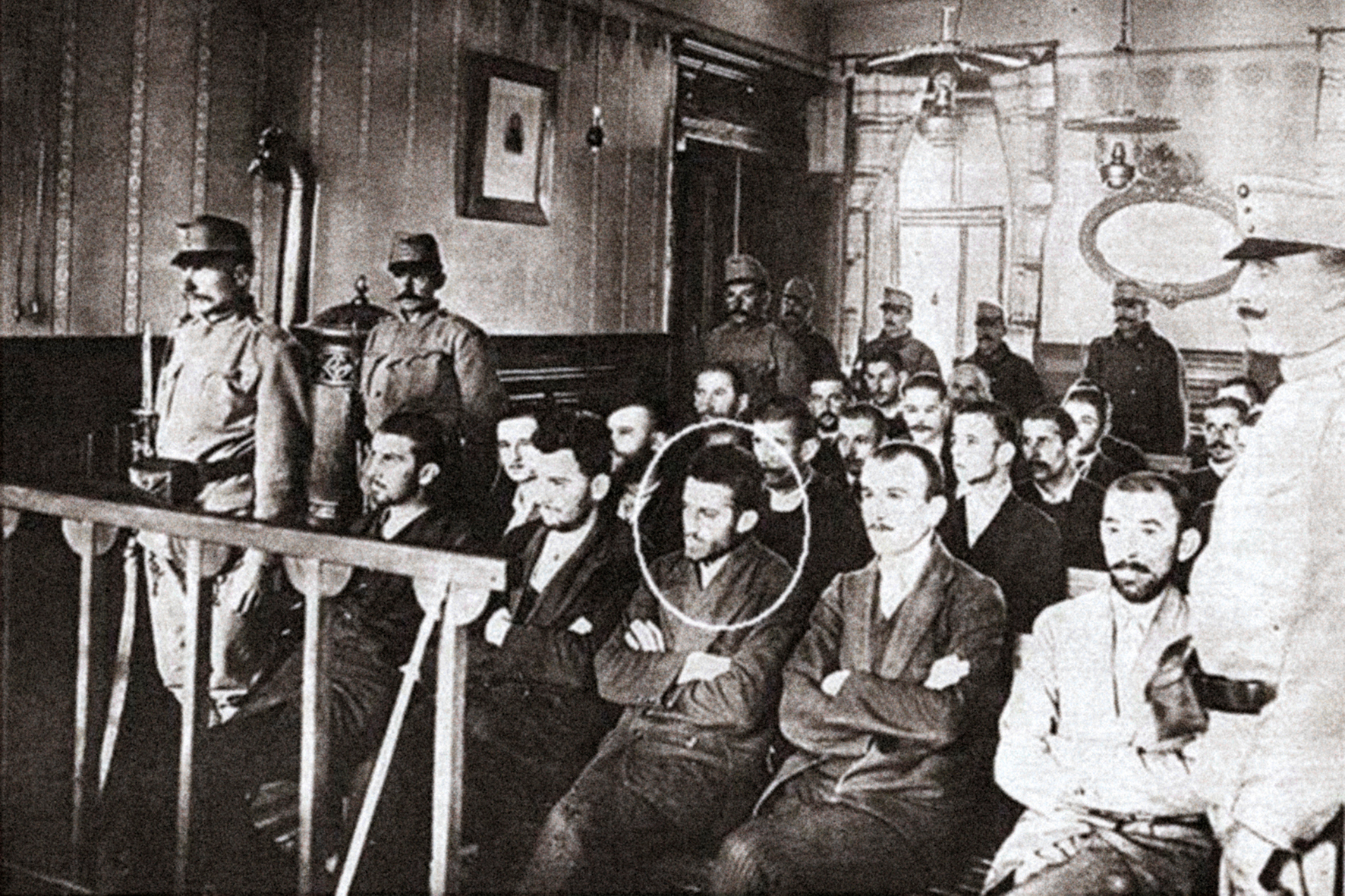 <p>Proces v Sarajevu v říjnu 1914. V první řadě zleva: <strong>Trifko Grabež</strong>, <strong>Nedeljko Čabrinović</strong>, <strong>Gavrilo Princip</strong>, <strong>Danilo Ilić</strong>, <strong>Mihajlo Jovanović.</strong></p>