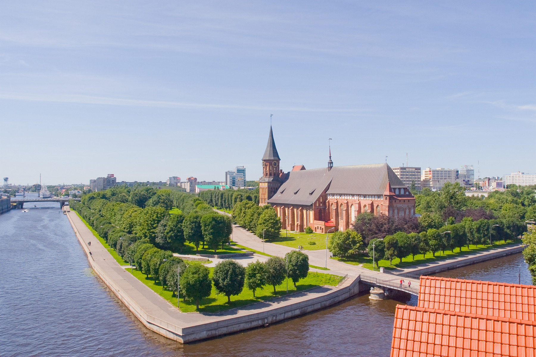 <h3>Královská hora v Sambii</h3><p><strong>Kaliningrad</strong></p><p>Česká stopa za hranicemi? Roku 1255 mohli křižáci slavit vítězství, když dobyli pruské pohanské panství. A na tomto úspěchu měl svůj podíl odvážný <strong>Přemysl Otakar II.</strong> Na základech vypáleného sídla pak válečníci vybudovali nové opevněné město, známé jako <strong>Královská hora v Sambii</strong> (castrum de Coningsberg in Sambia), anebo prostě jen <strong>Královec</strong>. Město, které by bez Přemyslovce snad ani nevzniklo. A co víc: místní katedrála není zasvěcena jen panně Marii, ale také svatému Adalbertovi, tedy biskupu Vojtěchovi, který byl právě pohanskými pruskými kmeny zabit.</p>