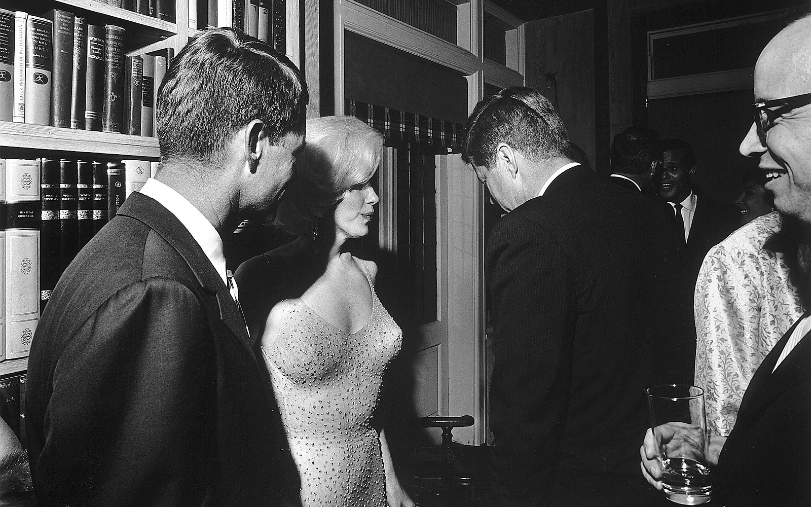 <p><strong>Marilyn Monroe</strong> s generálním prokurátorem USA <strong>Robertem F. Kennedym</strong> a prezidentem <strong>Johnem F. Kennedym</strong> na oslavě narozenin.</p>