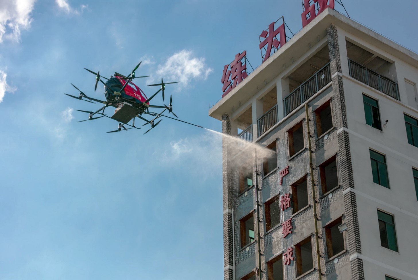 <p>EHang 216F předvádí hašení požáru ve výškové budově.</p>