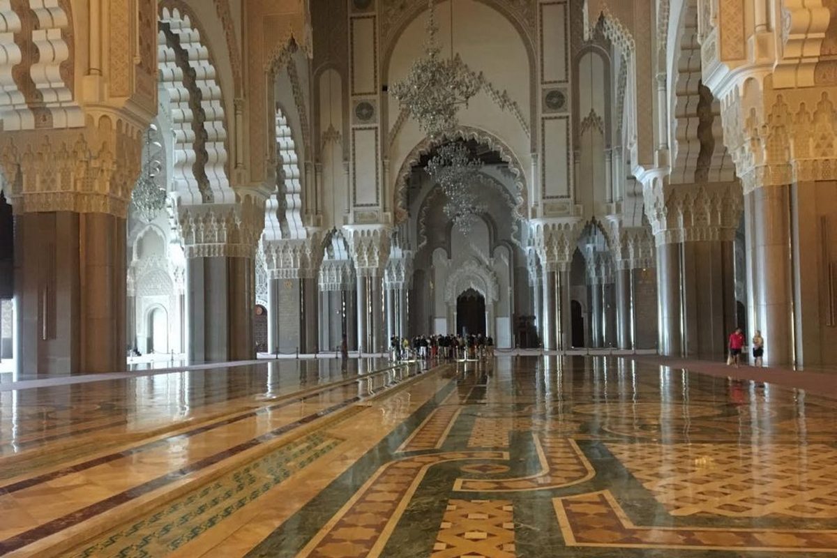 <p>Stejně jako muslimové i ostatní návštěvníci mešity si musejí zout boty. Mají tu pro ně připraveny speciální vozíky. Z rýmy ale strach mít nemusíte. V letních měsících mramor příjemně ochladí, v těch zimních zapnou topení v podlaze.</p>
