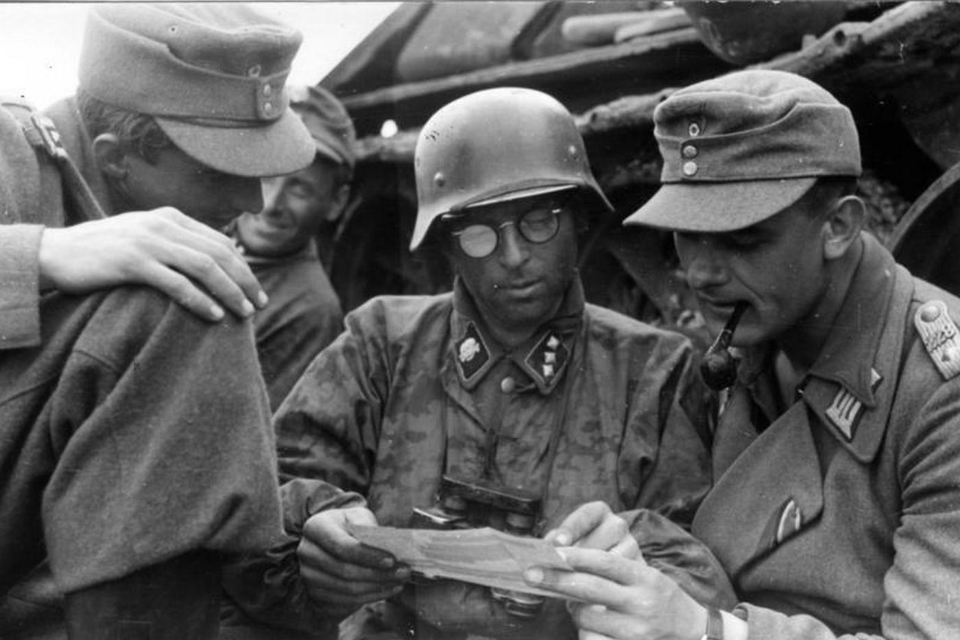 <p>Untersturmführer 3. tankové divize SS „Totenkopf“ a nadporučík 228. pěšího pluku před zničeným sovětským tankem T-34.</p>