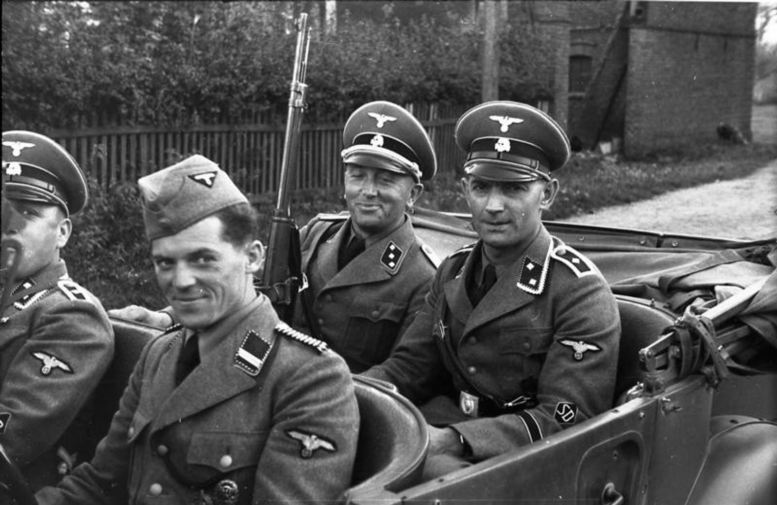 <p>Jedna z Einsatzgruppen na výchhodní frontě. Tyto jednotky zavraždily desetitisíce Židů.</p>