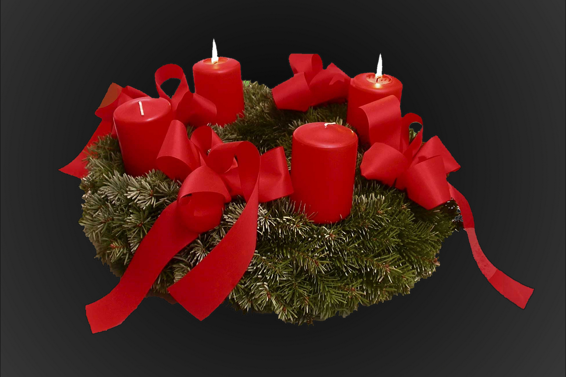 <h3>Adventní věnec</h3><p>Adventní věnec se čtyřmi svíčkami, který dnes nechybí snad v žádné domácnosti, vznikl v Německu. <strong>V roce 1839 farář J. H. Wichern chtěl, aby místní sirotci také zažili radost z Vánoc. Daroval jim proto dřevěný vyřezávaný kruhový svícen, na kterém se zapalovala každý den jedna svíčka</strong>. Německé domácnosti začaly pana duchovního napodobovat a na rodinných stolech se objevovaly věnce se čtyřmi svíčkami, pro každou adventní neděli jedna. Zdobily se stuhami, ořechy, skleněnými koulemi a postavami andělíčků. <strong>Živé věnce symbolizují věčný život, kruhový tvar vyjadřuje jednotu lidí a Boha, svíčky pak Kristovo světlo</strong>, které plamenem lásky ozařuje každého.</p>