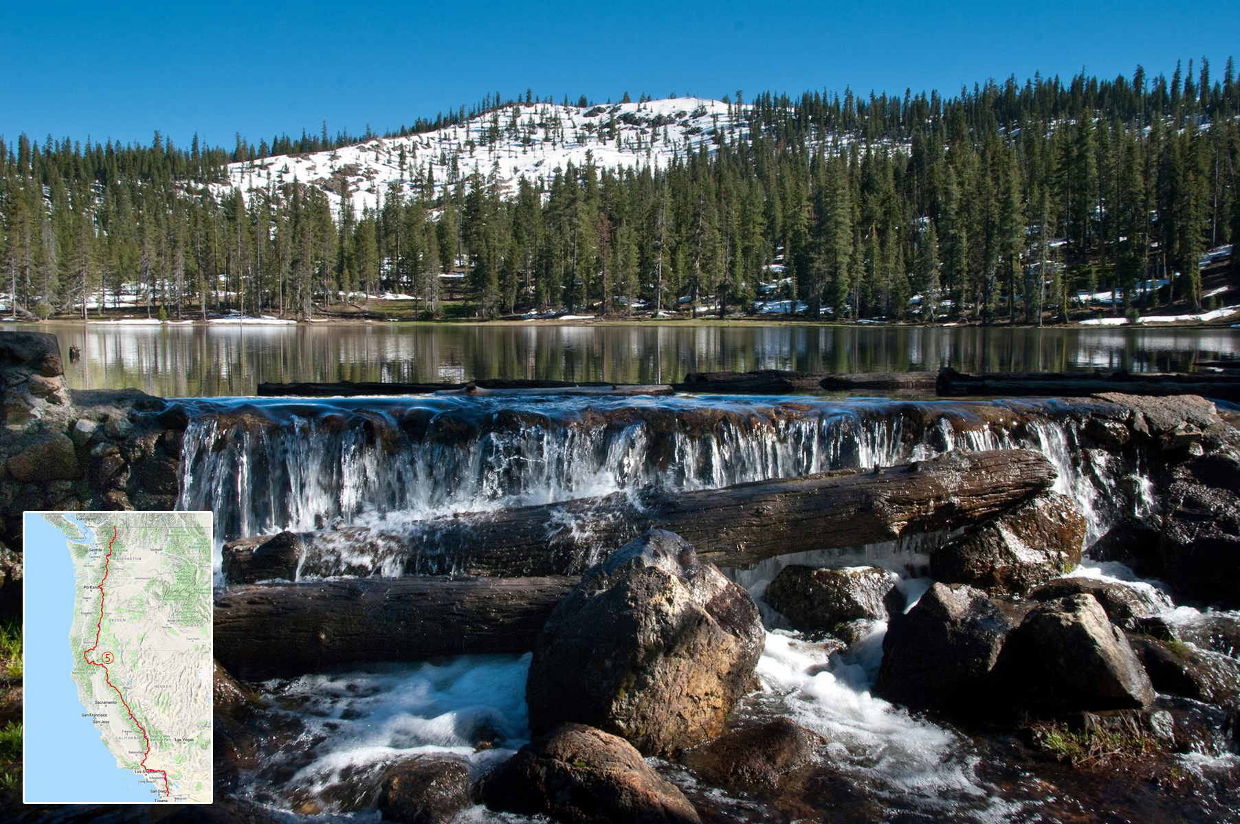 <h3>Na ramenou mramoru</h3><p><strong>Klamath Mountains</strong></p><p>Asi dvě třetiny <strong>Klamathských hor</strong> se rozkládají v Kalifornii, zatímco zbytek už se nachází na území Oregonu. Nerostný základ pohoří utváří serpentinit s mramorem a průměrná výška vrcholků šplhá k 1 800 m n. m. Díky své poloze a jedinečnému složení půdy se Klamath Mountains staly domovem mnoha endemických dřevin: Roste tam například <strong>smrk Brewerův</strong> nebo <strong>cypřišek Lawsonův</strong>. </p>