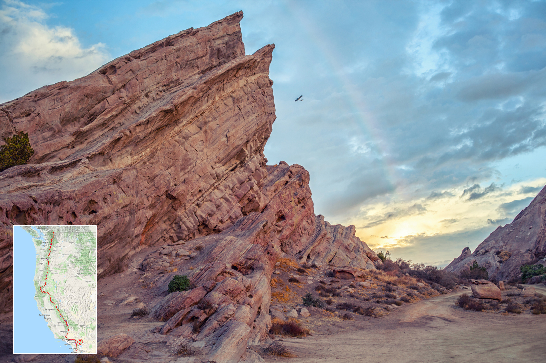 <h3>Cesta k povrchu</h3><p><strong>Vasquez Rocks</strong></p><p>Přírodní park nedaleko města <strong>Agua Dulce</strong> proslul pitoreskními skálami: <strong>Jedná se o vrstvy sedimentů, jež před 25 miliony lety vyzvedla na povrch seismická aktivita, a za jejich současný tvar může přirozená eroze</strong>. Dřív se jednalo o území kmene Tataviamů, jejich domovinu ovšem zabrali Španělé a postupně indiány vytlačili. Obratem se však sami stali obětí dobyvačné politiky mladých Spojených států, které si region přivlastnily roku 1848. </p>