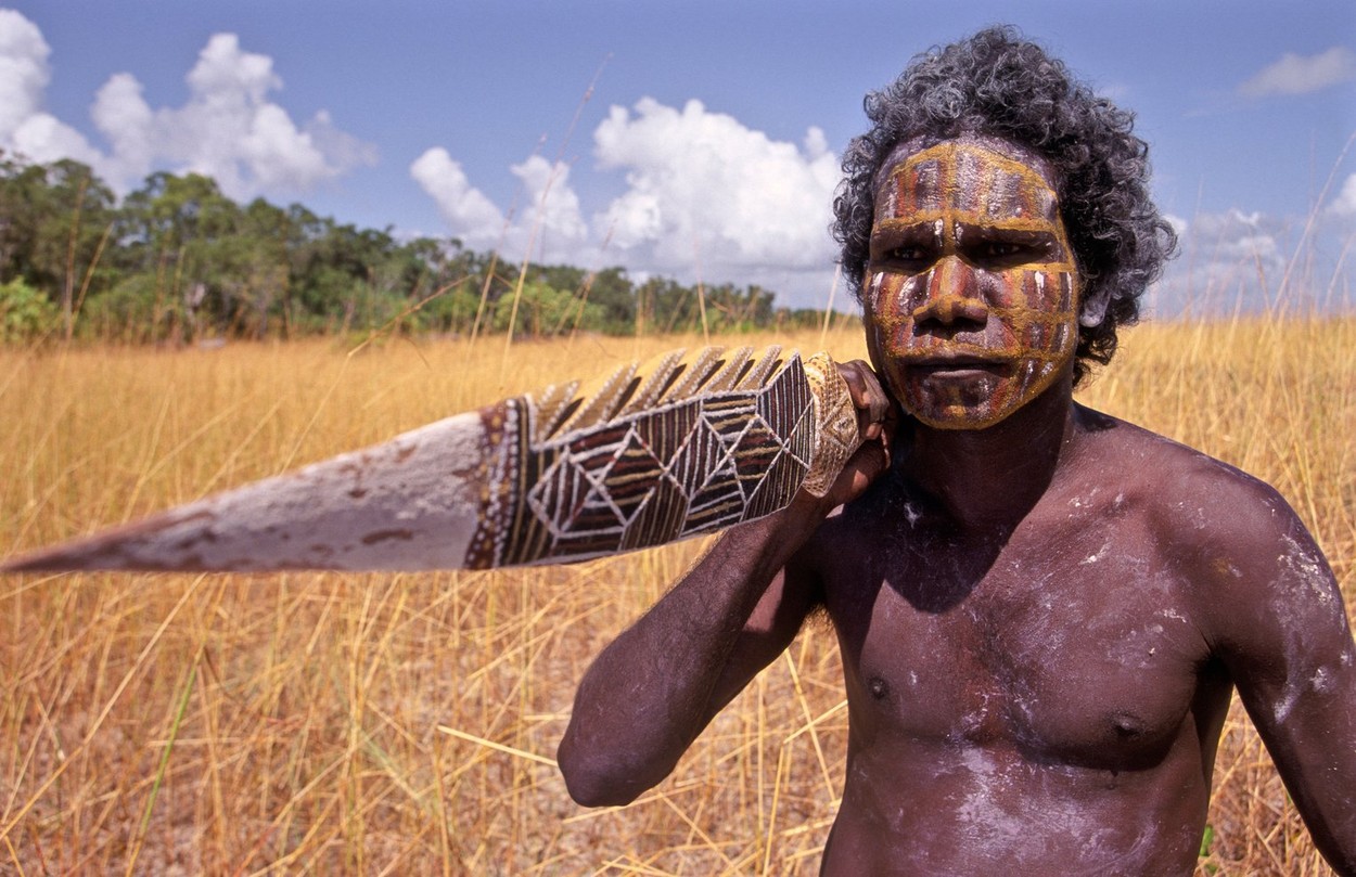 <h3>Návrat aboriginálského dědictví</h3><p>Příběh s dobrým koncem se naopak odehrál loni v říjnu, kdy Státní muzeum Illinois po desetiměsíční diskusi vrátilo Austrálii 42 exponátů aboriginálského původu. <strong>Přímo do rukou příslušníků kmene Aranda i etnik Bardi a Jawi, kteří přiletěli do Spojených států, se tak vrátily posvátné a ceremoniální předměty, bumerangy, štíty či ozdoby na tělo</strong>. Australská vláda totiž spustila zatím čtyřletý projekt na podporu návratu kulturního dědictví prvních domorodých národů a vyhradila na něj sedm milionů dolarů. </p><p>Cílem přitom není repatriace jen z muzejních sbírek a dalších veřejných zařízení, nýbrž i ze soukromého vlastnictví. Program se snaží dostat do „rodné země“ 95 tisíc artefaktů z více než 200 světových institucí. Muzeum v Illinois tak předměty Aboriginálů vrátilo jako vůbec první organizace svého druhu na světě a podle jeho ředitelky <strong>Cinnamon Catlin-Legutkové</strong> by měl zmíněný skutek ostatním posloužit coby model úspěšné spolupráce.</p><p><em>Foto: Profimedia</em></p>
