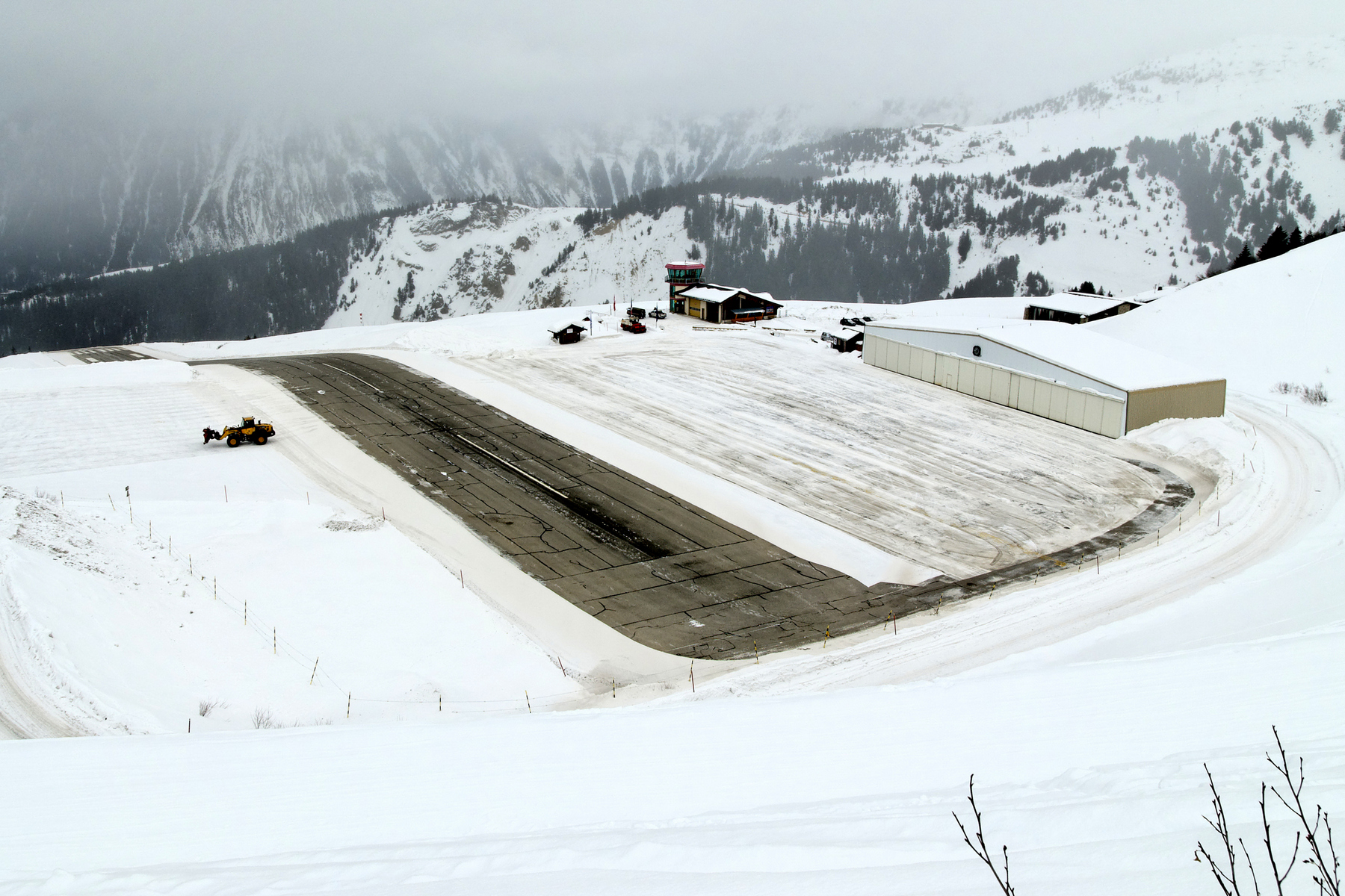 <h3>Z letadla přímo na lyže</h3><p><strong>Altiport Courchevel | kód letiště: CVF/ LFLJ</strong></p><p>Vlastní letiště má i lyžařské centrum ve francouzském Courchevelu. Rovné místo se však v okolních Alpách prostě nenašlo, a tak se 525 metrů dlouhá dráha poměrně divoce vlní. Přistání je sice riskantní, ale pasažéři mohou rovnou vyrazit na sjezdovku, která končí pár metrů od ranveje – ve výšce 2 008 metrů nad mořem. <em>(foto: Wikimedia Commons, CC BY-SA 2.5)</em></p>