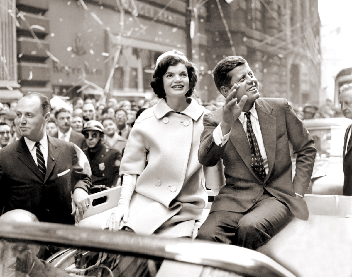 <p><strong>John Kennedy</strong> a jeho žena <strong>Jacqueline</strong> při slavnostním průjezdu ticker-tape parade na Manhattanu. <em>(foto: Getty Images)</em></p>
