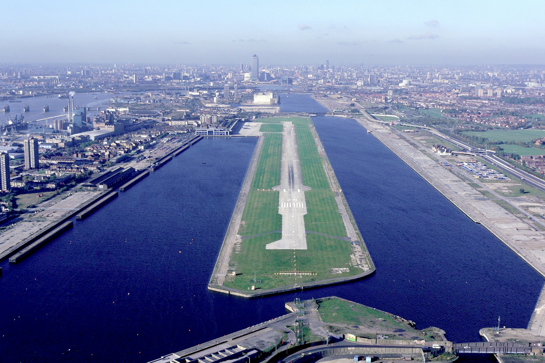 <h3>Utajený Londýn</h3><p><strong>Letiště London City | kód letiště: LCY/ EGCL</strong></p><p>Velká londýnská letiště patří k nejslavnějším na světě. London City Airport však zůstává většině pasažérů utajeno, přestože jeho jediná dráha odbaví několik milionů cestujících ročně! Samotná ranvej se nachází na umělém poloostrově, který vznikl při budování tamních doků. Letiště patří mezi nejlepší na světě – v minulosti vyhrálo cenu Airport of the Year (tedy Letiště roku) v kategorii do deseti milionů pasažérů.<em> (foto: Profimedia)</em></p>
