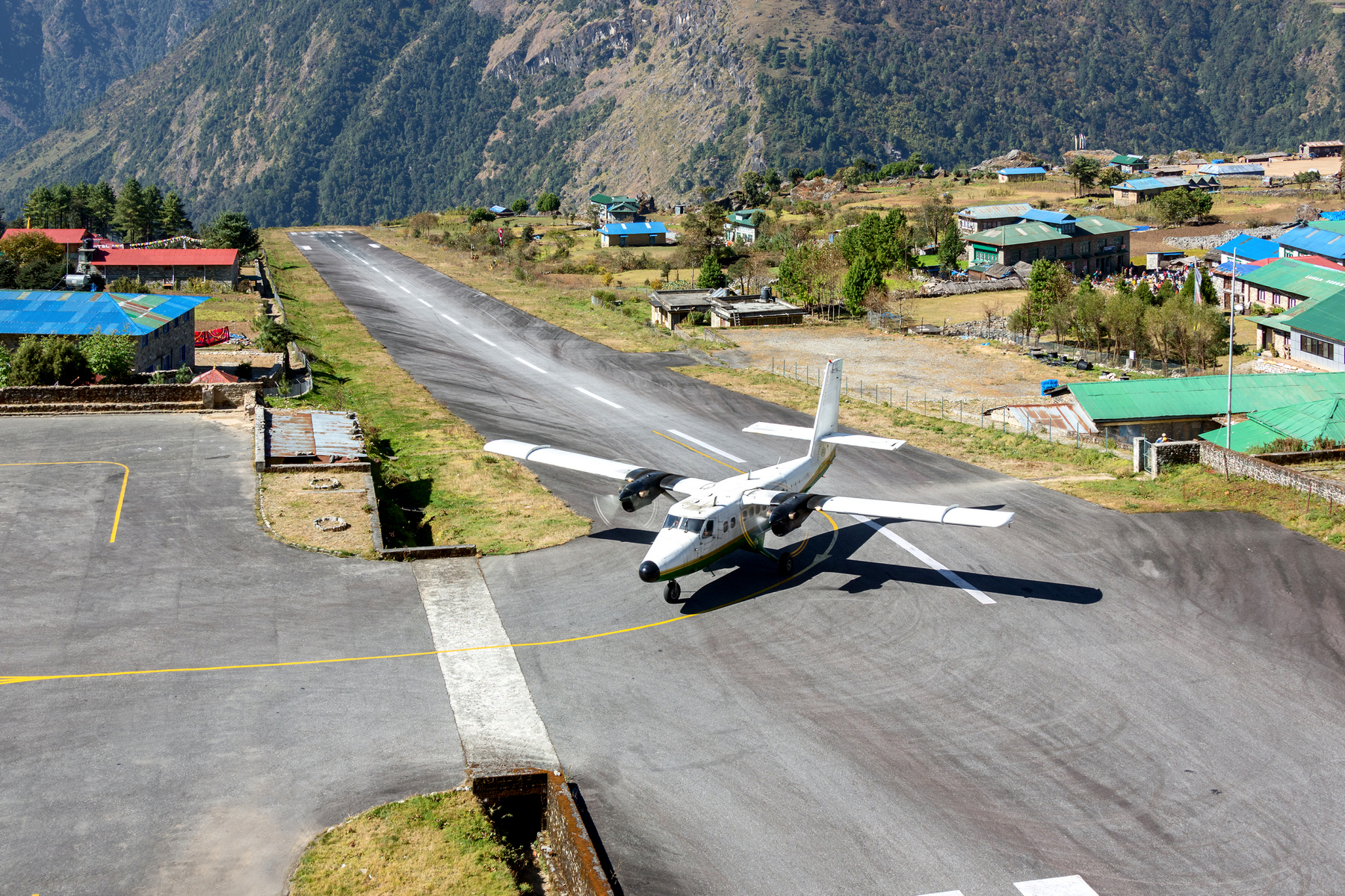 <h3>Brána Himálaje</h3><p><strong>Tenzing-Hillary Airport | kód letiště: LUA/VNLK</strong></p><p>Na jedné straně propast, na druhé vysoká skalní stěna. K tomu nepříznivé počasí, neustálé turbulence a navíc dráha rozhodně není rovná. Nadmořská výška 2 860 metrů dá pro změnu pořádně zabrat motorům malých strojů… Větší se však na ranvej stejně nevejdou: měří jen něco málo přes půl kilometru na délku a dvacet metrů na šířku. Řeč je o letišti v Lukle, které se na památku dobyvatelů Everestu jmenuje Tenzing-Hillary Airport.<em> (foto: Shutterstock)</em></p>