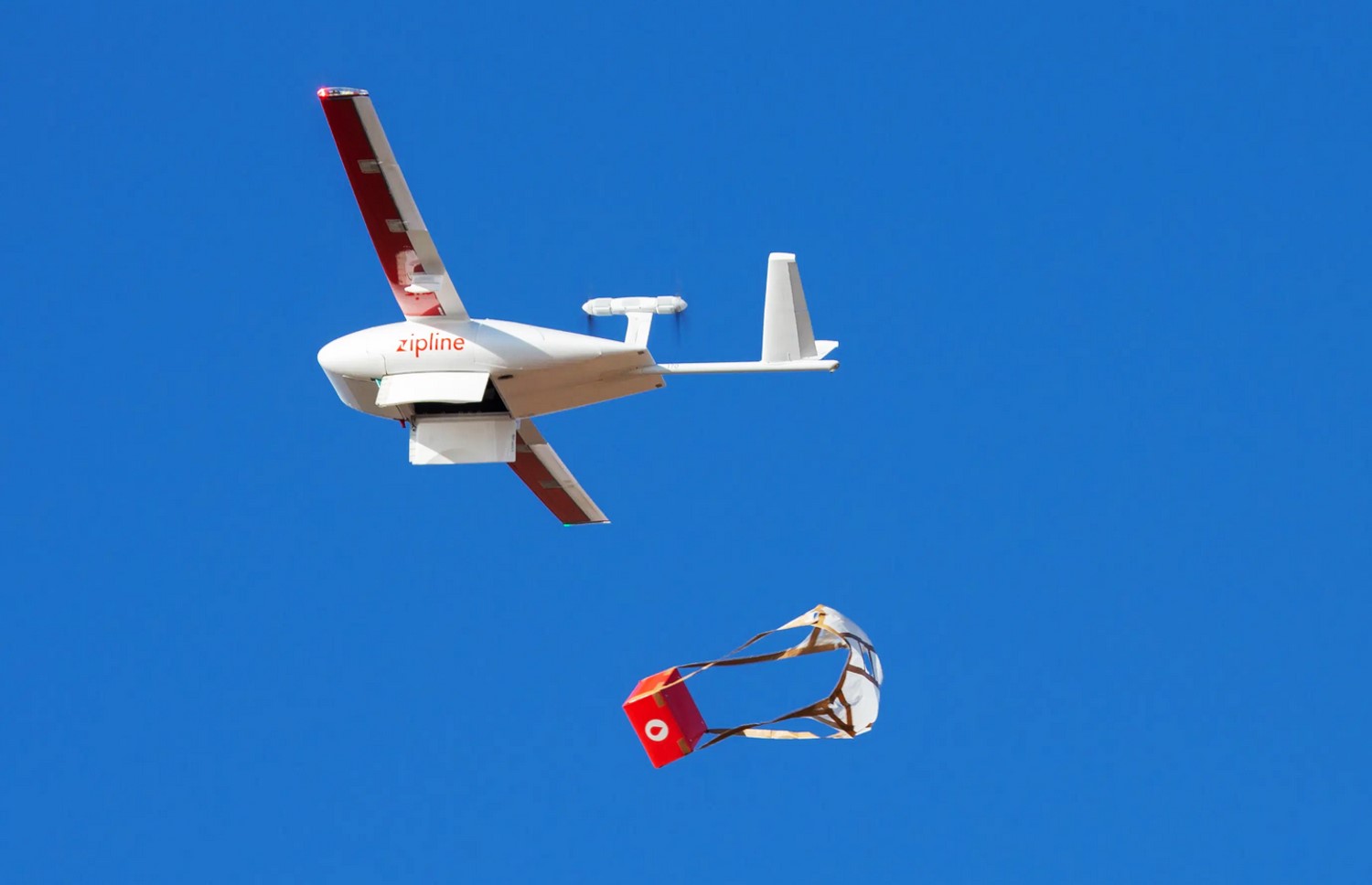 <p><strong>Medicínský dron společnosti Zipline doručuje zásilku v New Tafov africké Ghaně.</strong> <em>(zdroj: Zipline)</em></p>