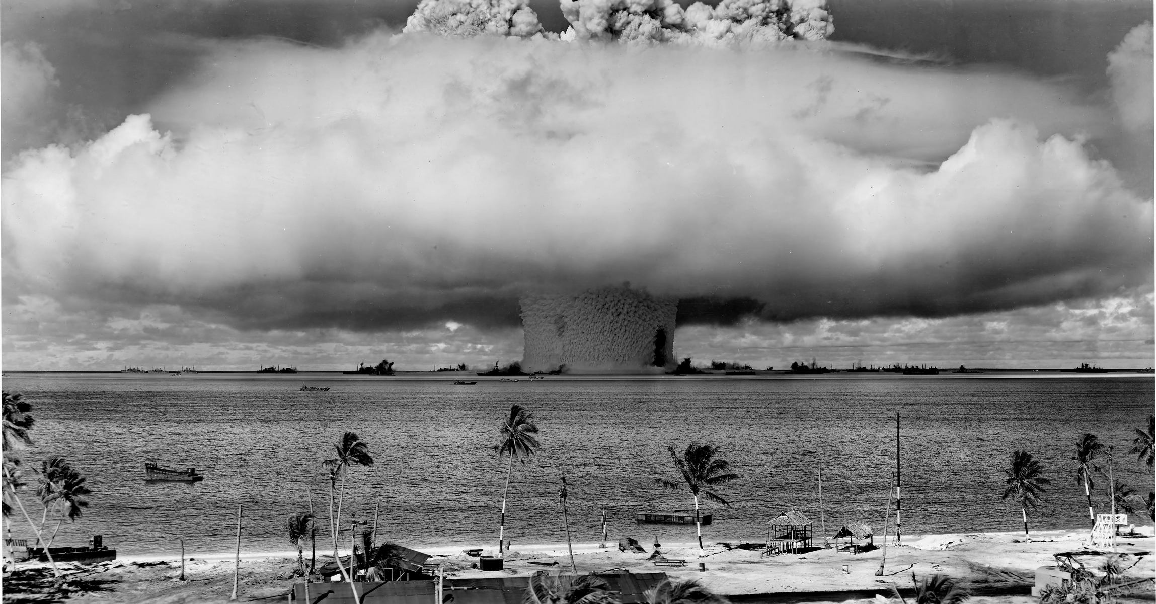 <p>Jaderný test z 25. července 1946 (označovaný jako <em>„B – Baker“)</em> se vůbec poprvé v dějinách uskutečnil pod hladinou moře. Američané při něm spustili bombu do hloubky 27 metrů a odpálili; naráz se tak vzedmulo půl milionu tun vody a 50 z 92 lodí bylo rozmetáno na prach. </p>