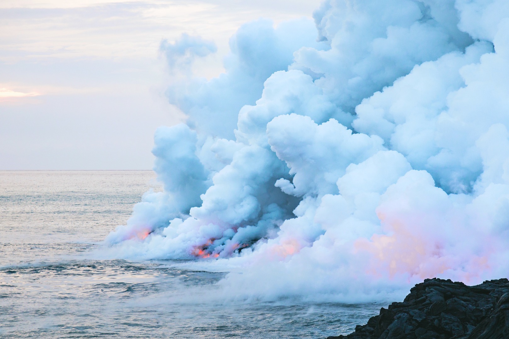 <p>Podmořské erupce mohou uvolňovat ohromující množství energie.</p>