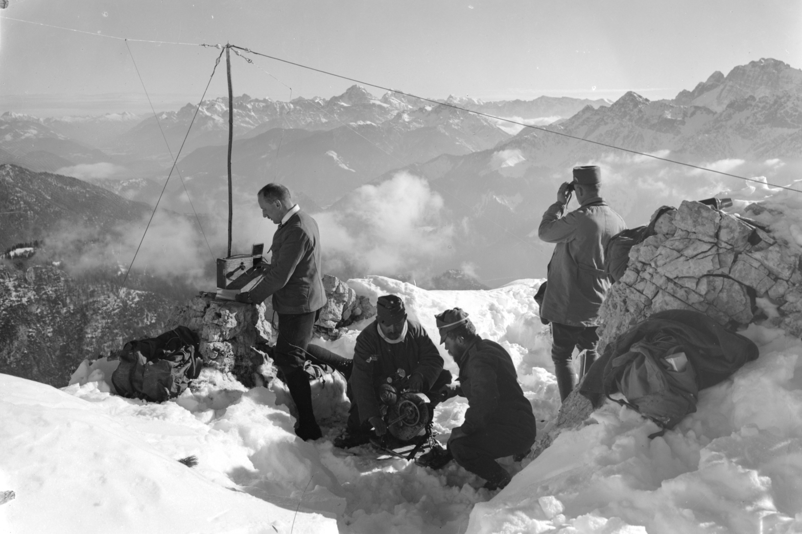 <p>Zkouška prototypu přenosného radiotelegrafu (Handradiostation) v Julských Alpách.</p>