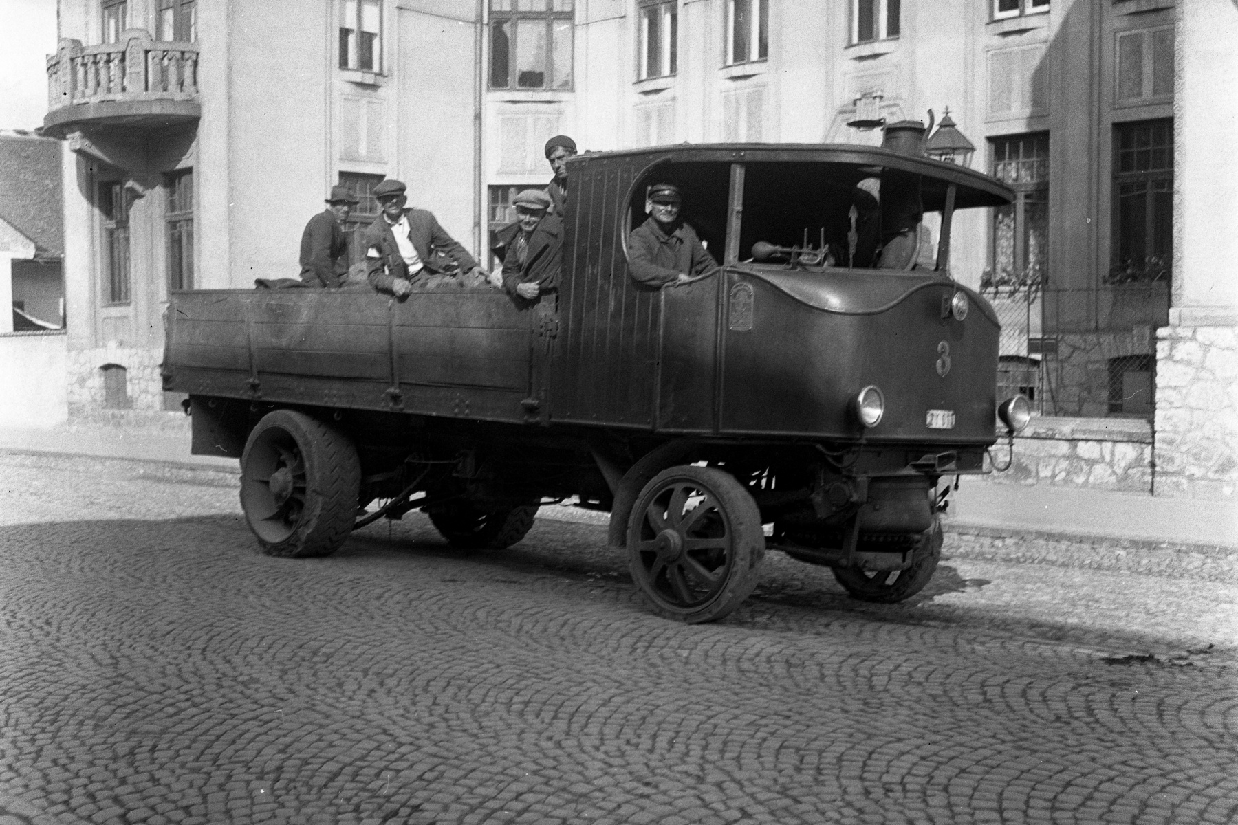 <p><strong>Škoda Sentinel</strong> v Košicích v roce 1939. Vůz byl vybaven stojatým parním kotlem a dvouválcovým parním strojem o výkonu 52 kW (70 HP), uloženým před zadní nápravou.</p>