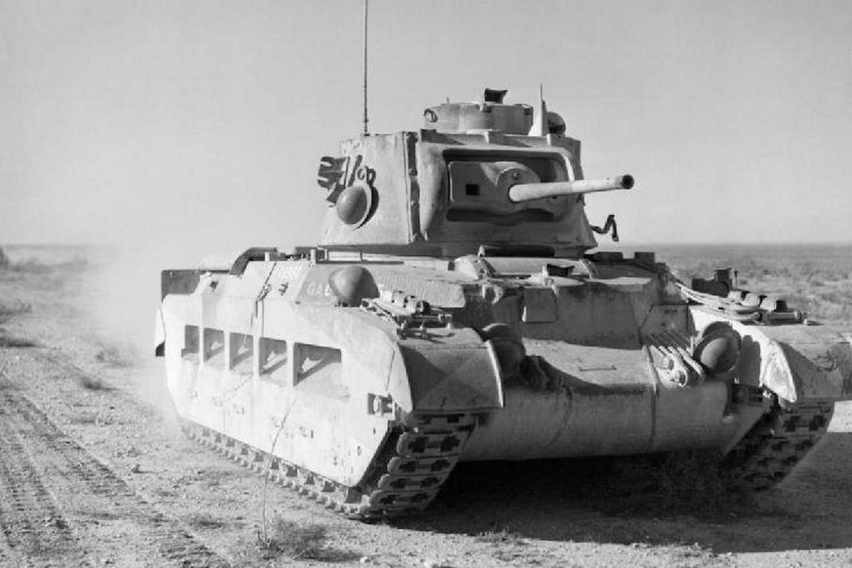 <p>Tank Matilda postupuje Západní pouští během operace Compass.</p>
