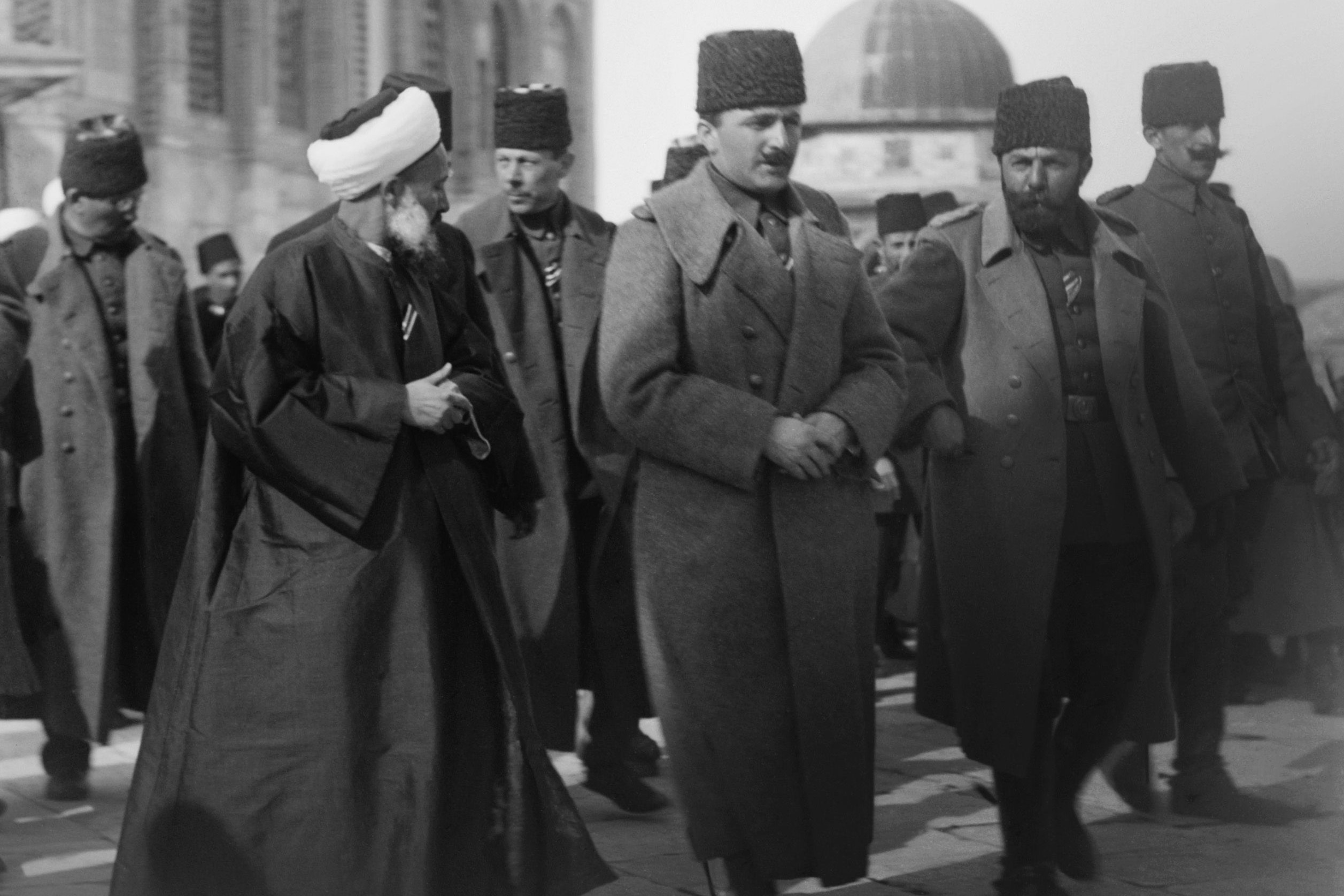 <p>Enver Paša (uprostřed) hrubě přecenil možnosti turecké armády</p>