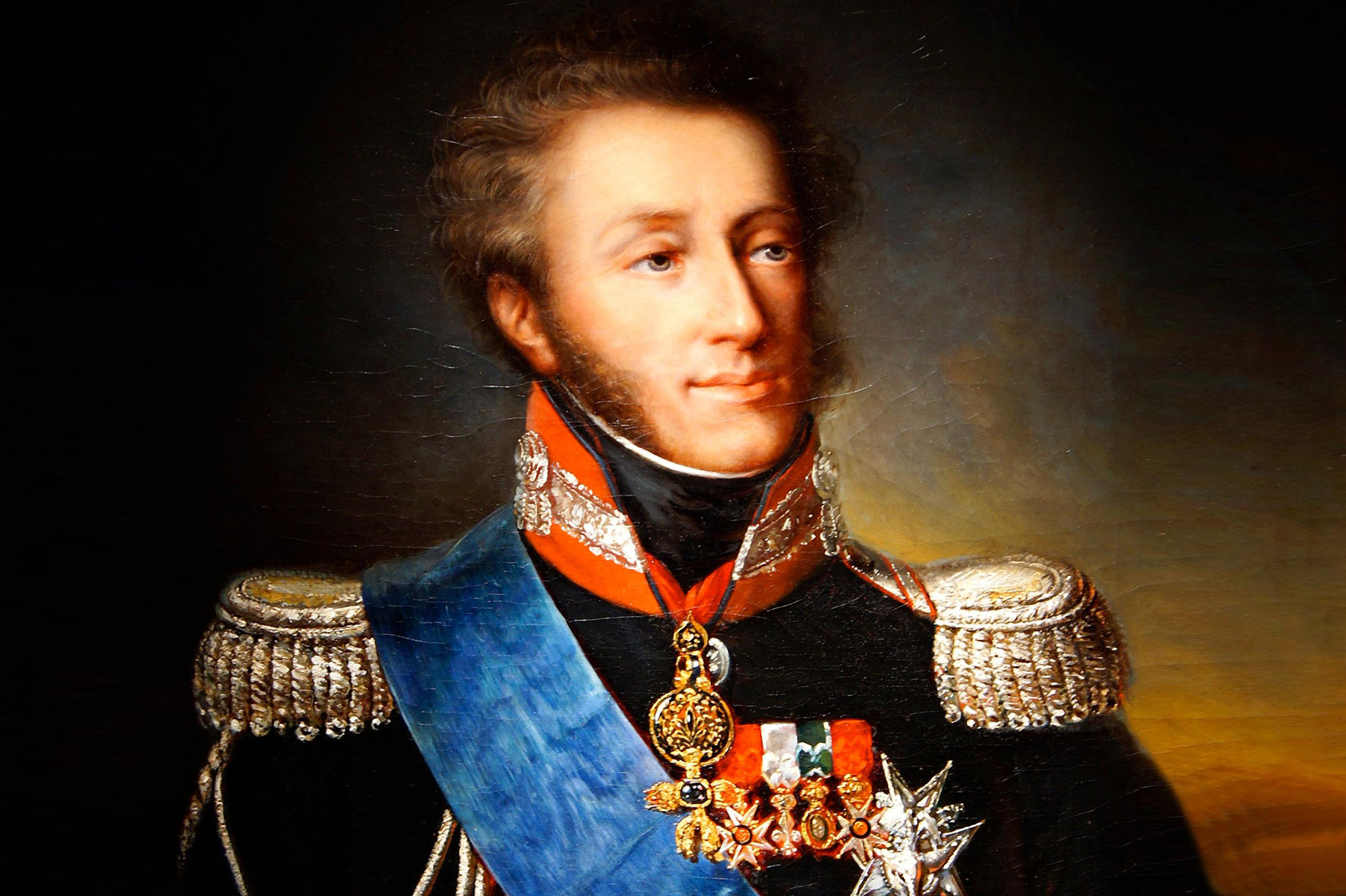 <h3>Ludvík Antonín, vévoda z Angoulême (1775–1844)</h3><p><strong>20 minut francouzským a navarrským králem</strong></p><p>Za naprostého rekordmana se přitom počítá vévoda z Angoulême a princ z dynastie Bourbonů <strong>Ludvík Antonín</strong>, který po sesazení svého otce krále <strong>Karla X.</strong> stal 2. srpna 1830 na dvacet minut titulárním následníkem. Celou tu dobu prý poslouchal stesky své ženy, aby vynucenou abdikaci nepodepisoval. Jenže francouzská poslanecká sněmovna měla tak jako tak jiný názor na to, kdo bude na trůně sedět. Ludvík Antonín neměl jinou možnost, než udělat to, co se po něm chtělo.<em> (foto: Wikimedia Commons, Vincent Calvo, CC0)</em></p>