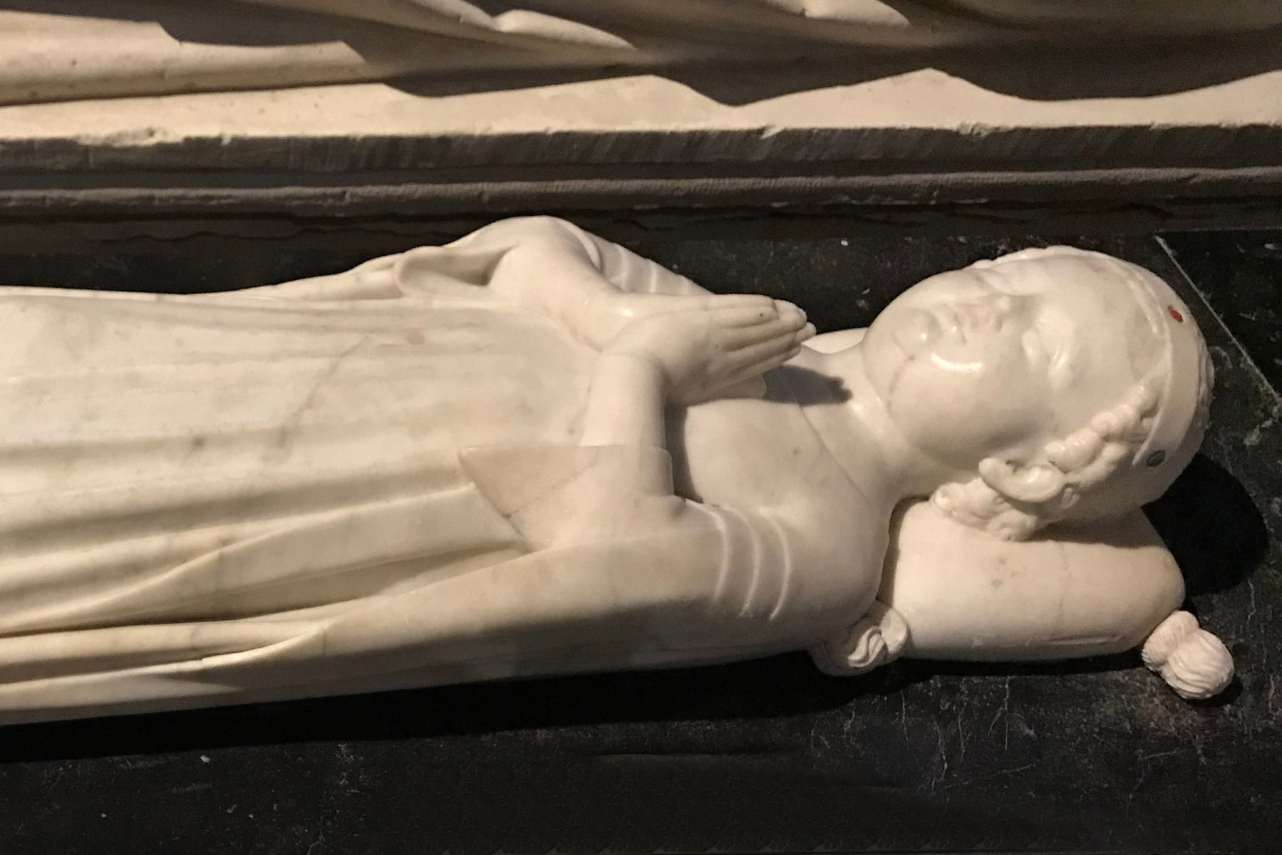 <h3>Jan I. Francouzský (15. listopadu 1316 – 20. listopadu 1316)</h3><p><strong>5 dnů francouzským králem</strong></p><p>Neradostný byl osud nejmladšího francouzského krále, <strong>Jana I.</strong> z rodu Kapetovců. Už jeho přídomek Pohrobek leccos naznačí. Na trůn „usedl“ pět měsíců po smrti svého otce <strong>Ludvíka X.</strong> a čekalo se vskutku jen na to, až se onoho 15. listopadu 1316 narodí. Jenže nemluvňata tehdy neměla zrovna dlouhou životnost. <strong>Jeho život záhy ukončila jedna z četných dětských nemocí. I když se bude spekulovat o tom, že za jeho skonem stál jeho strýc Filip řečený Dlouhý, budoucí král Filip V., atentátů nejspíš nebylo zapotřebí.</strong> Rekordně krátká vláda trvala pět dní. <em>(foto: Wikimedia Commons, Chabe01, CC BY-SA 4.0)</em></p>