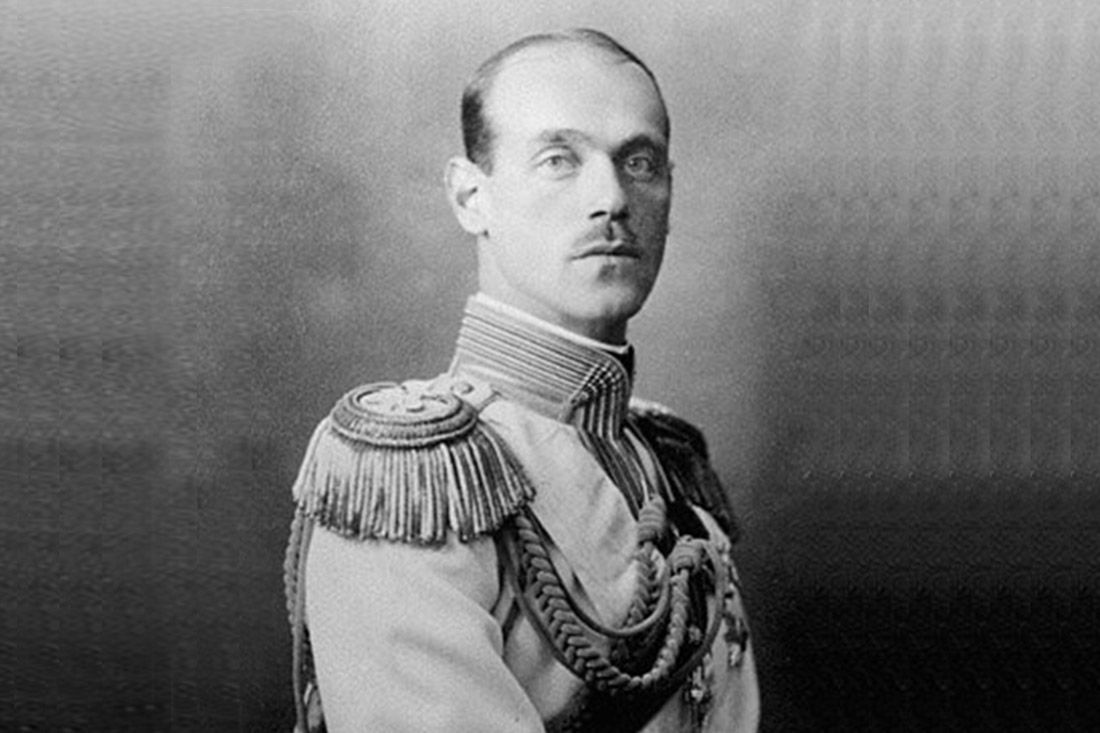 <h3>Michail Alexandrovič Romanov (1878–1918)</h3><p><strong>1 den ruským imperátorem</strong></p><p><strong>Michail Alexandrovič Romanov</strong> se čistě teoreticky v pořádí patnáctým a posledním carem stal díky jedinému telegramu z 15. března 1917. Poslal mu jej, tak trochu jako černého petra, jeho bratr, car <strong>Mikuláš II.</strong> Ten v psaní abdikoval z trůnu ve jménu svém i svého syna Alexeje, čímž se Michail podle některých interpretací stal ruským carem. Ostatně tak jej i Mikuláš v telegramu tituloval. Takový zvrat osudu by ještě před pěti lety, kdy Michailovi zakázali přístup ke dvoru kvůli tomu, že se tajně oženil s neurozenou a dvakrát rozvedenou ženou, nikdo nečekal. Jenže nyní bylo impérium v troskách. <strong>Hned ráno, tedy zhruba o devět hodin později, předal Michail Alexandrovič všechnu moc Prozatímní vládě. Krátce po této abdikaci byl uvězněn a v červnu následujícího roku popraven bolševiky u Permu.</strong> <em>(foto: Wikimedia Commons, CC0)</em></p>