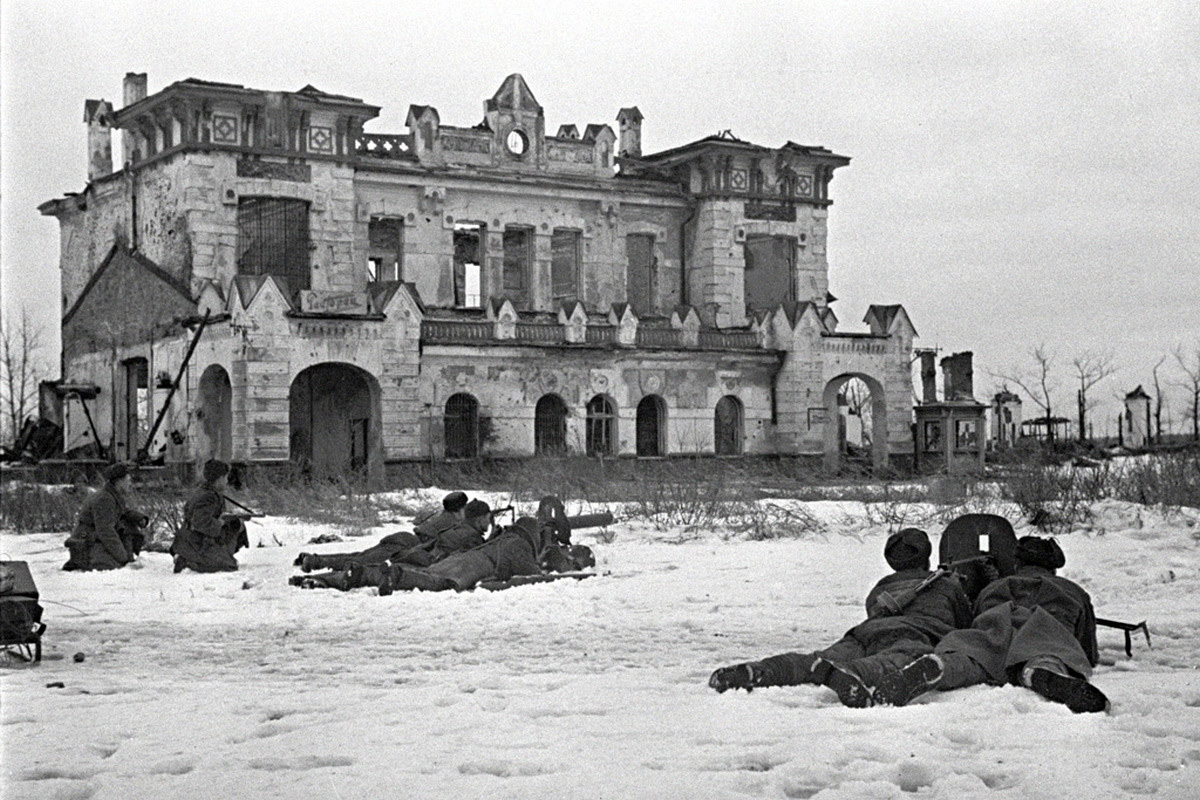 <p>Sovětští vojáci během „bitvy o předměstí“ ve městě Puškin v lednu 1944. Od září 1941 bylo toto město ležící pouhých 25 kilometrů od centra Leningradu okupováno německými vojáky.</p>