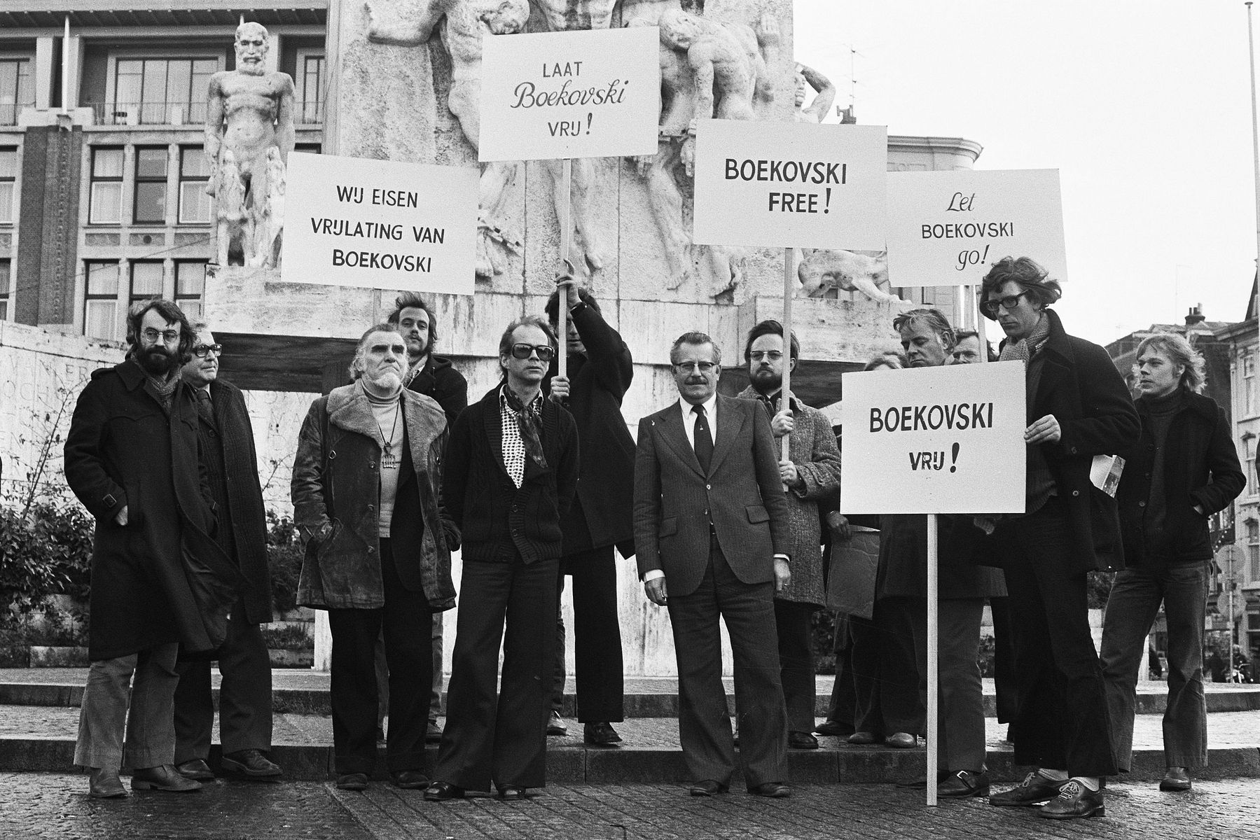 <p>Protestní demonstrace nizozemských osobností za propuštění <strong>Vladimira Bukovského</strong> – ruského politického aktivistu, neurofyziologa a spisovatele. V 60. a 70. letech 20. století se stal jednou z vůdčích osobností sovětského disentu. Kvůli své angažovanosti strávil 12 let v sovětských věznicích, pracovních táborech a psychiatrických léčebnách.</p>