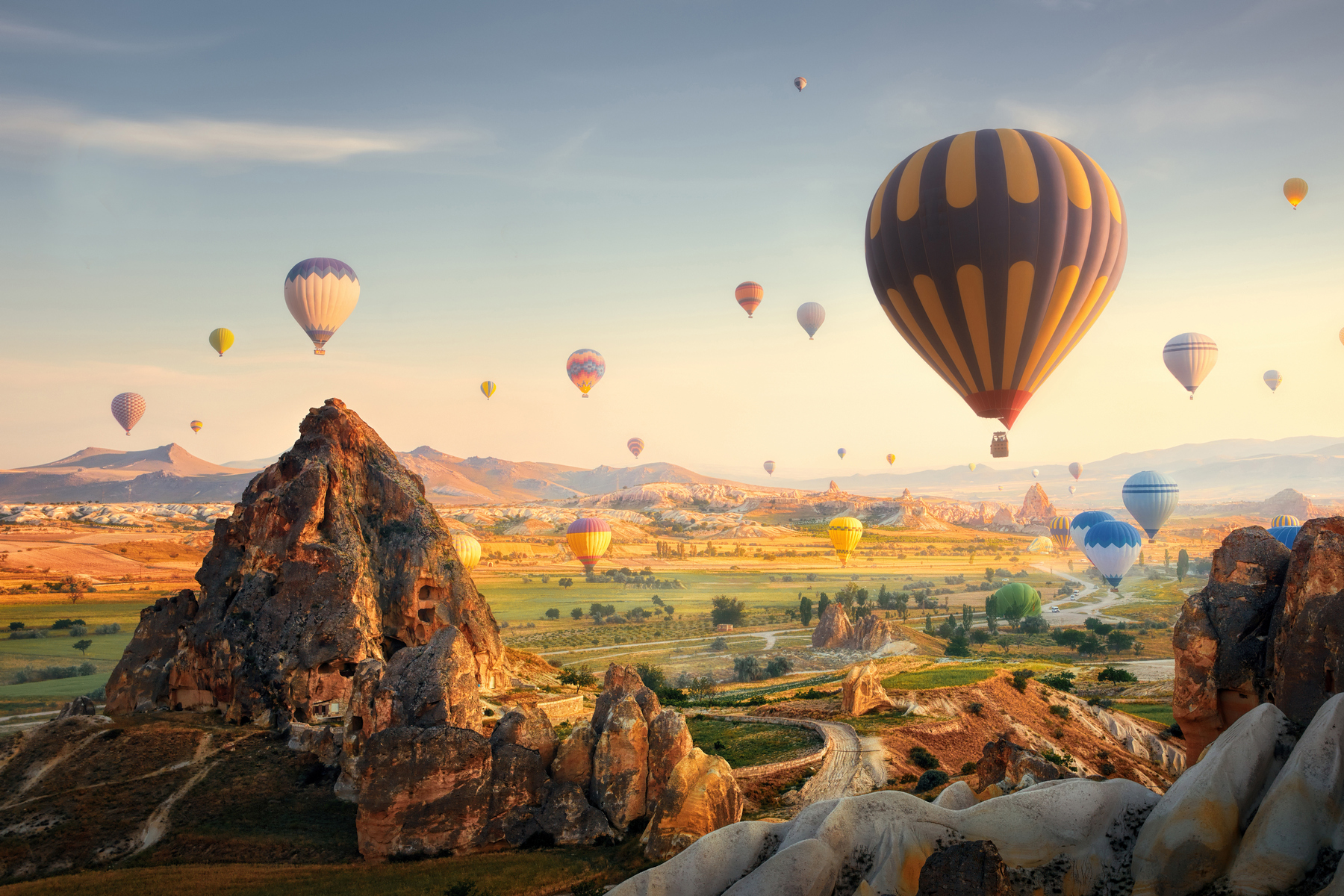 <p>Nejkrásnější pohled se na nádhernou krajinu otevírá z výšky. Řada zážitkových agentur proto nabízí lety v balonech. <em>(foto: Shutterstock)</em></p>