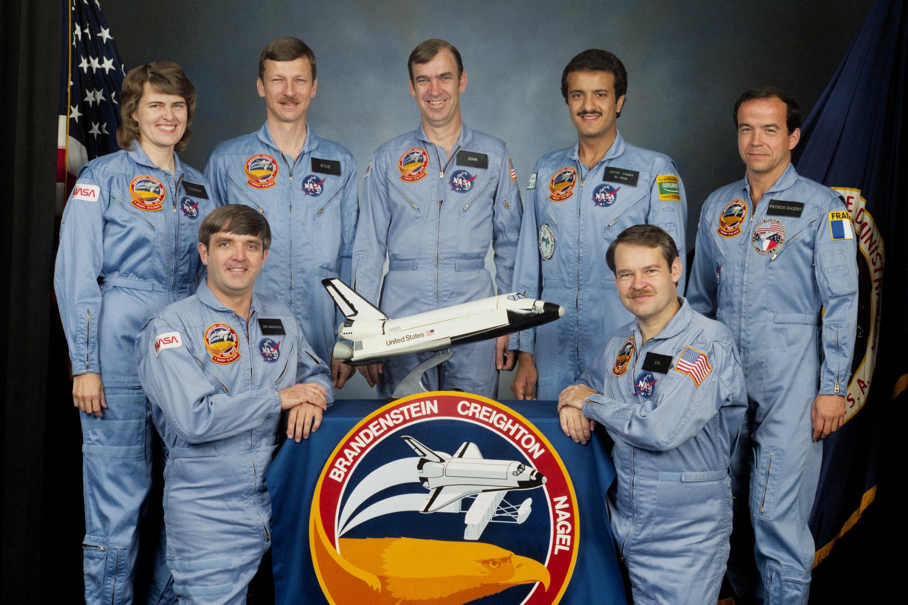 <p>Posádka STS-51-G: Daniel Brandenstein a John Creighton, vzadu zleva Shannon Lucidová, Steven Nagel, John Fabian, Sultán bin Salmán a Patrick Baudry.</p>
