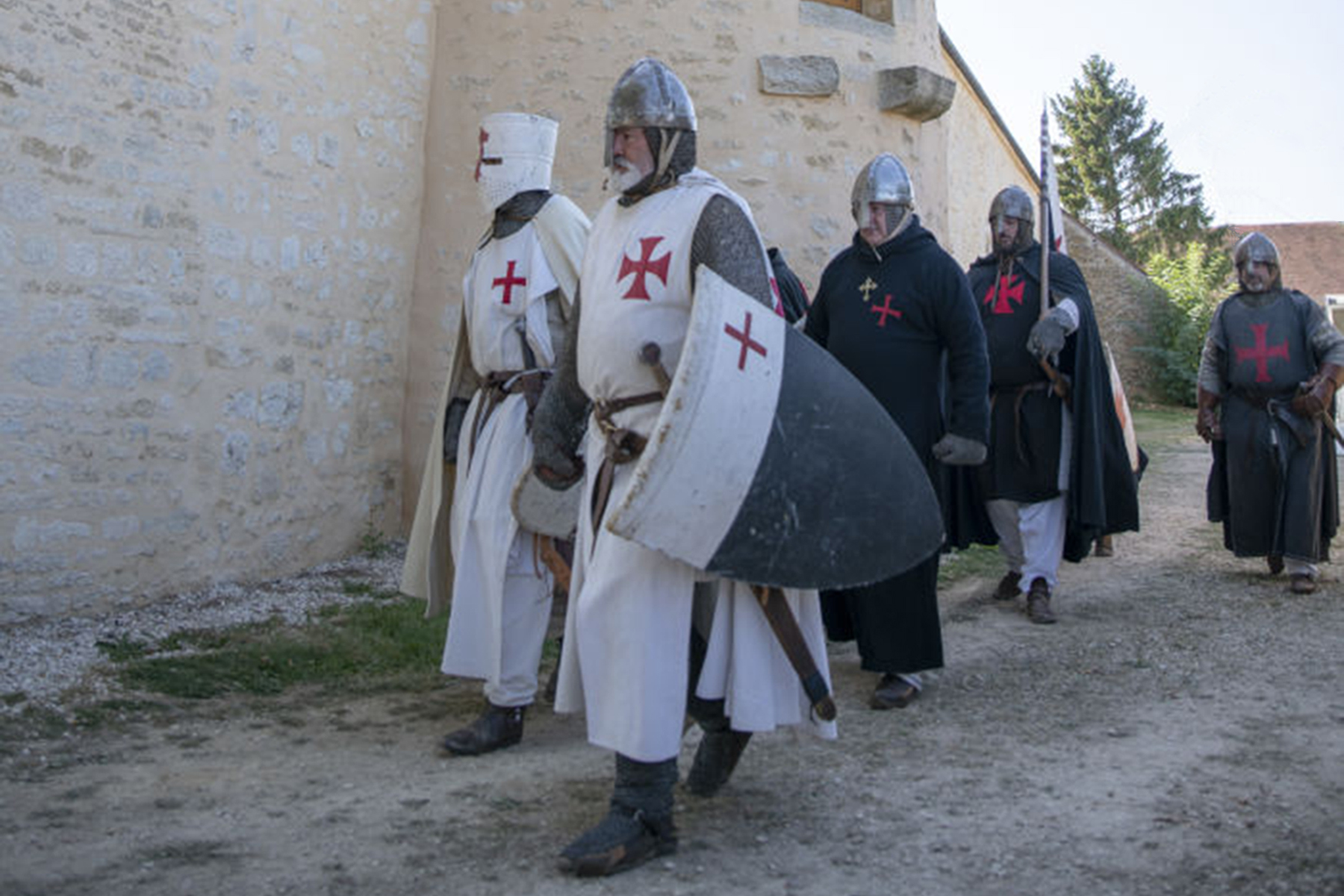 <p>Ve francouzském Avalleur se každoročně konají slavnosti, jež připomínají templářskou minulost. V popředí v bílém jdou bratři, v černém za nimi seržanti.</p>