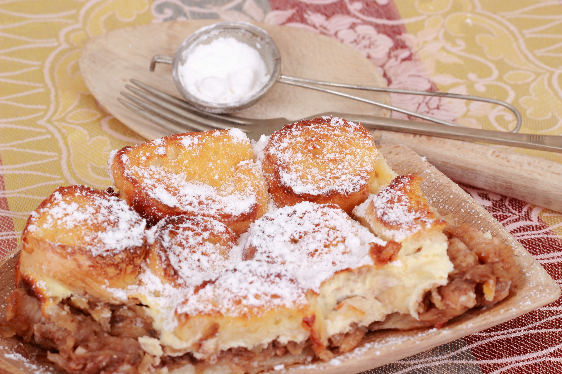 <p>Žemlovku lze povýšit na delikatesu přidáním rozinek, nastrouhané citronové kůry, ořechů či zakysané smetany.</p>