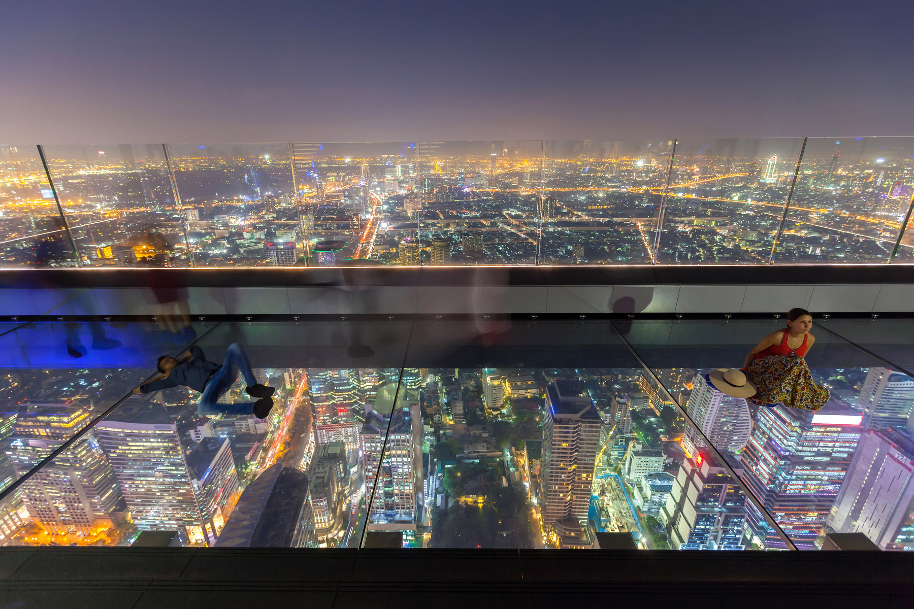 <h3>Bangkok jako na dlani | Thajsko</h3><p>Střecha nejvyššího thajského mrakodrapu, 314 m vysoké budovy MahaNakhon, se před čtyřmi lety proměnila v rozhlednu přístupnou veřejnosti. Skrz prosklenou podlahu v 78. podlaží se naskýtá 360stupňový pohled na Bangkok. Jde však o natolik specifický zážitek, že nahoru nesmějí děti mladší 12 let. <em>(foto: Shutterstock)</em></p>