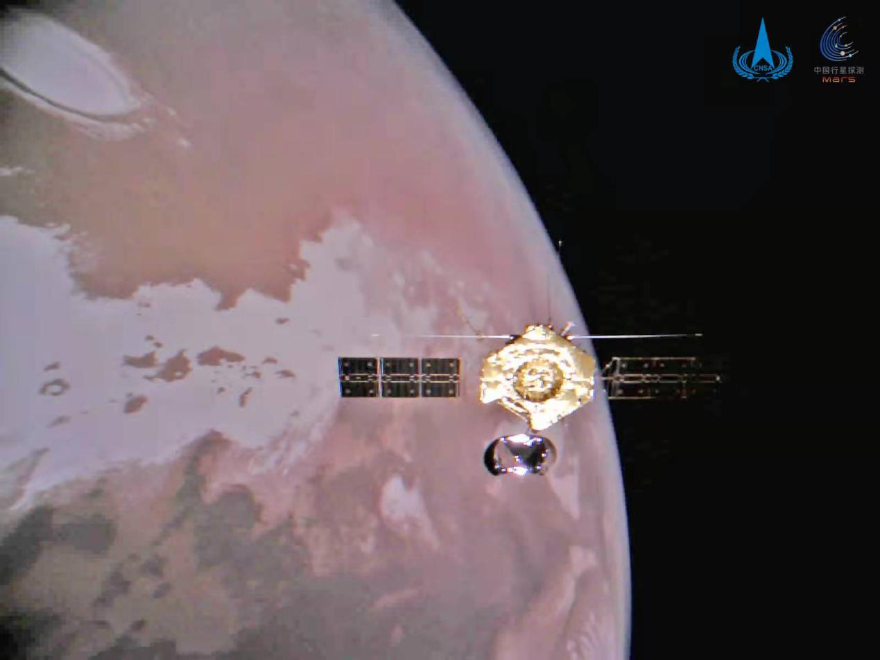 <p>Zveřejněné snímky pořídila z odstupu malá kamera, kterou orbiter Tchien-wen-1 vypustil v podobě subsatelitu. Na snímcích je patrná uhrančivá severní polární čepička Marsu, a také samotný orbiter, který na panoramatu rudé planety vypadá poněkud opuštěně.</p>