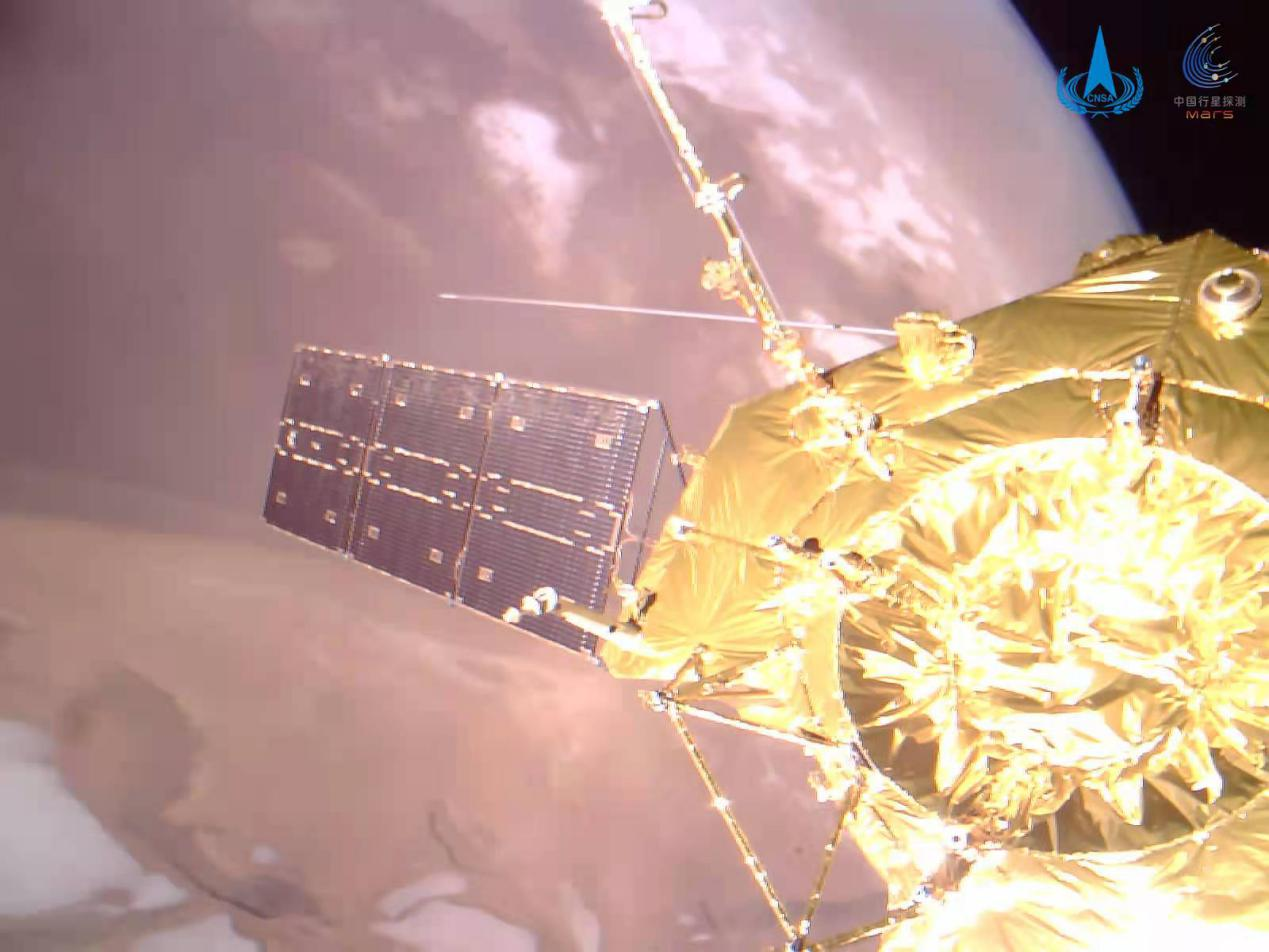<p>Orbiter Tchien-wen-1 se teď pohybuje po oběžné dráze, na níž se jeho vzdálenost od rudé planety mění mezi 275 kilometry a cca 11 tisíci kilometry. Planetu oběhne jednou za 7,8 hodiny. Na palubě má celkem 7 vědeckých přístrojů, včetně kamer, magnetometru, spektrometru, radaru a analyzátorů částic.</p>