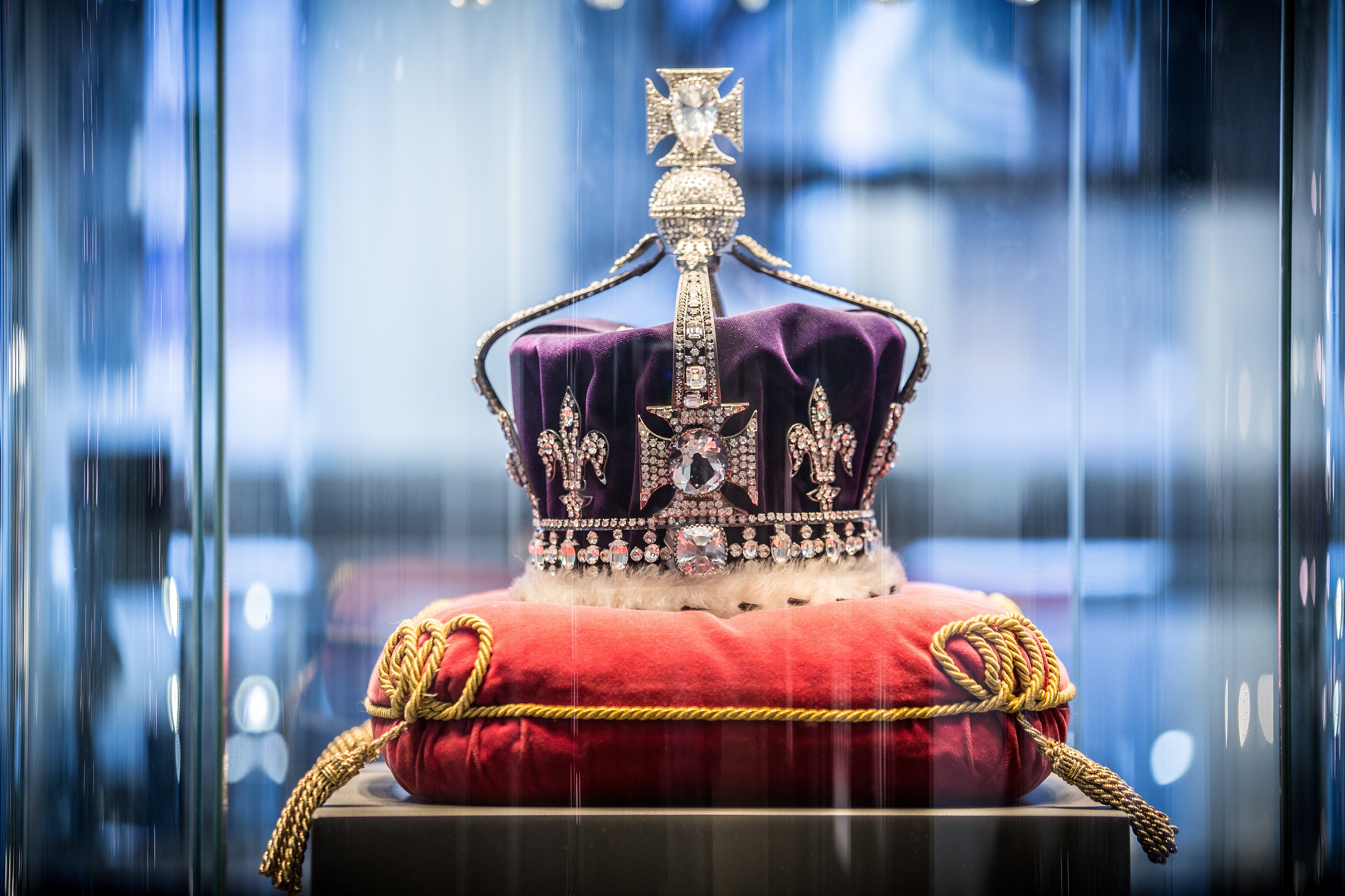 <h3>Prokletá koruna</h3><p><strong>diamant Koh-i-Noor</strong> | <strong>hodnota:</strong> až 10 miliard korun | <strong>kde:</strong> Velká Británie</p><p>Původ diamantu Koh-i-Noor zůstává neznámý a první relativně spolehlivá zmínka o něm pochází z roku 1536, kdy patřil indickému dobyvateli <strong>Báburovi</strong>. Po britské anexi provincie Paňdžáb se působivý kámen přesunul do majetku královny <strong>Viktorie</strong>, která ho nechala zbrousit ze 186 karátů na 106. <strong>Po její smrti se drahokam začlenil mezi korunovační klenoty a byl vsazen do koruny pro Alexandru Dánskou. Údajně ho také provází kletba, kvůli níž může spočinout pouze na hlavě panovnice</strong> – kdyby si klenot nasadil muž, potkalo by jej neštěstí. <em> (foto: Wikimedia Commons, </em><em>AlinavdMeulen, CC BY-SA 4.0</em><em>)</em></p>