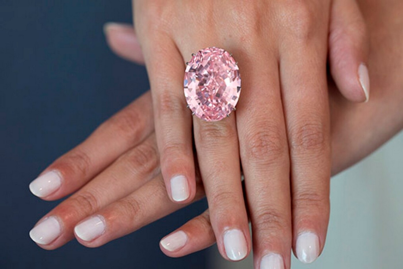 <h3>Bezejmenný rekordman</h3><p><strong>diamant Graff Pink</strong> | <strong>hodnota:</strong> 857 milionů korun | <strong>kde:</strong> Velká Británie</p><p>Výrazná růžová barva, vysoká čistota a smaragdové vybroušení učinily z diamantu <strong>Graff Pink</strong> jeden z nejvzácnějších kamenů na Zemi. Jeho minulost obestírá tajemství, a ačkoliv patří mezi nejvýjimečnější na planetě, až do dražby v roce 2010 neměl jméno. Ženevská aukční síň každopádně předpokládala, že se zařadí k nejdražším šperkařským položkám v historii, a rozhodně se nespletla: <strong>Prsten s drahokamem se prodal v přepočtu za rekordních 857 milionů korun. Vydražil ho klenotník Laurence Graff a kámen pak pojmenoval sám po sobě.</strong> <em>(foto: Sotheby's)</em></p>