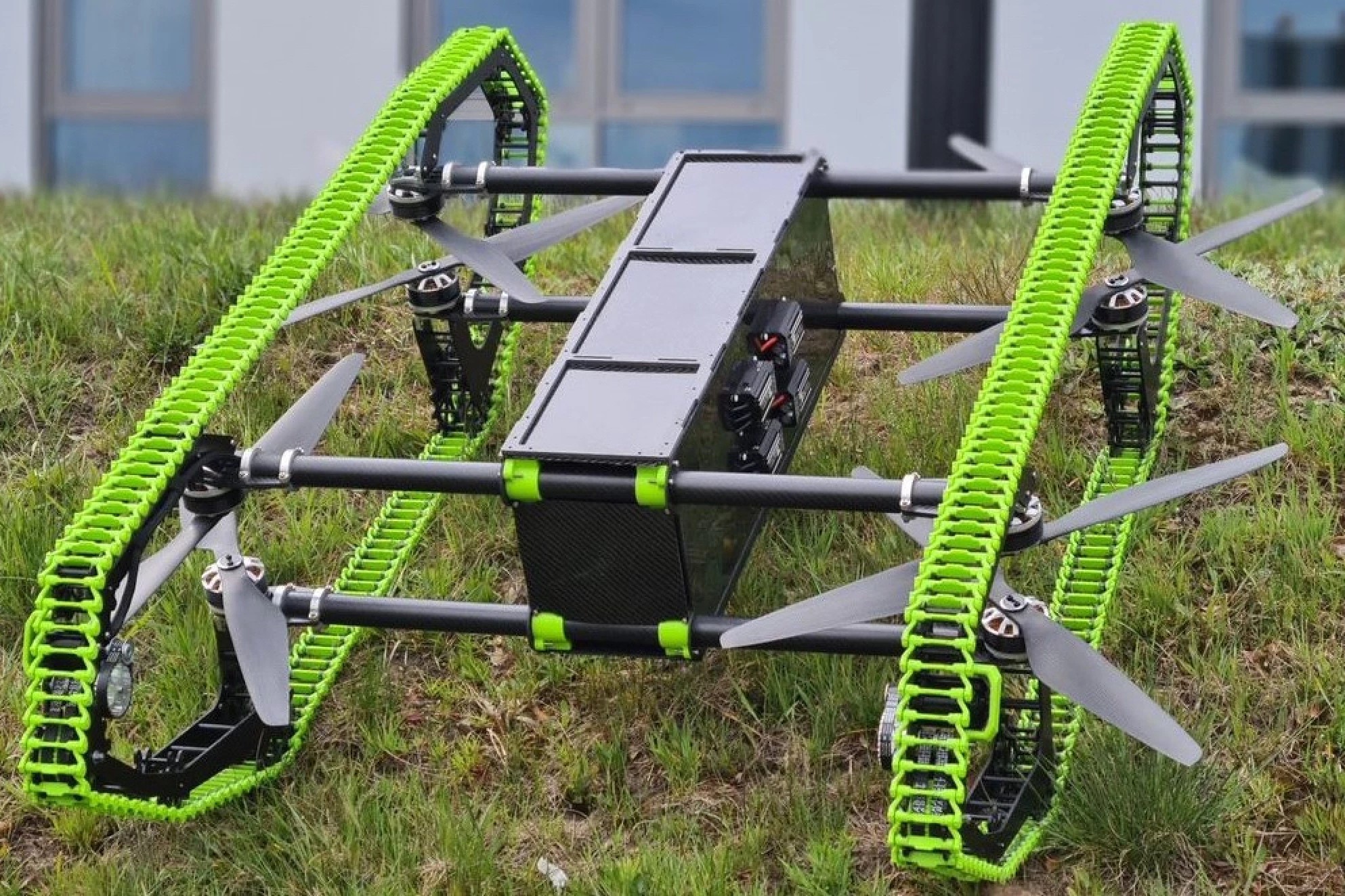 <p>Prototyp dronu HUUVER - může být dálkově řízen v reálném čase operátorem a může létat i autonomně. </p>