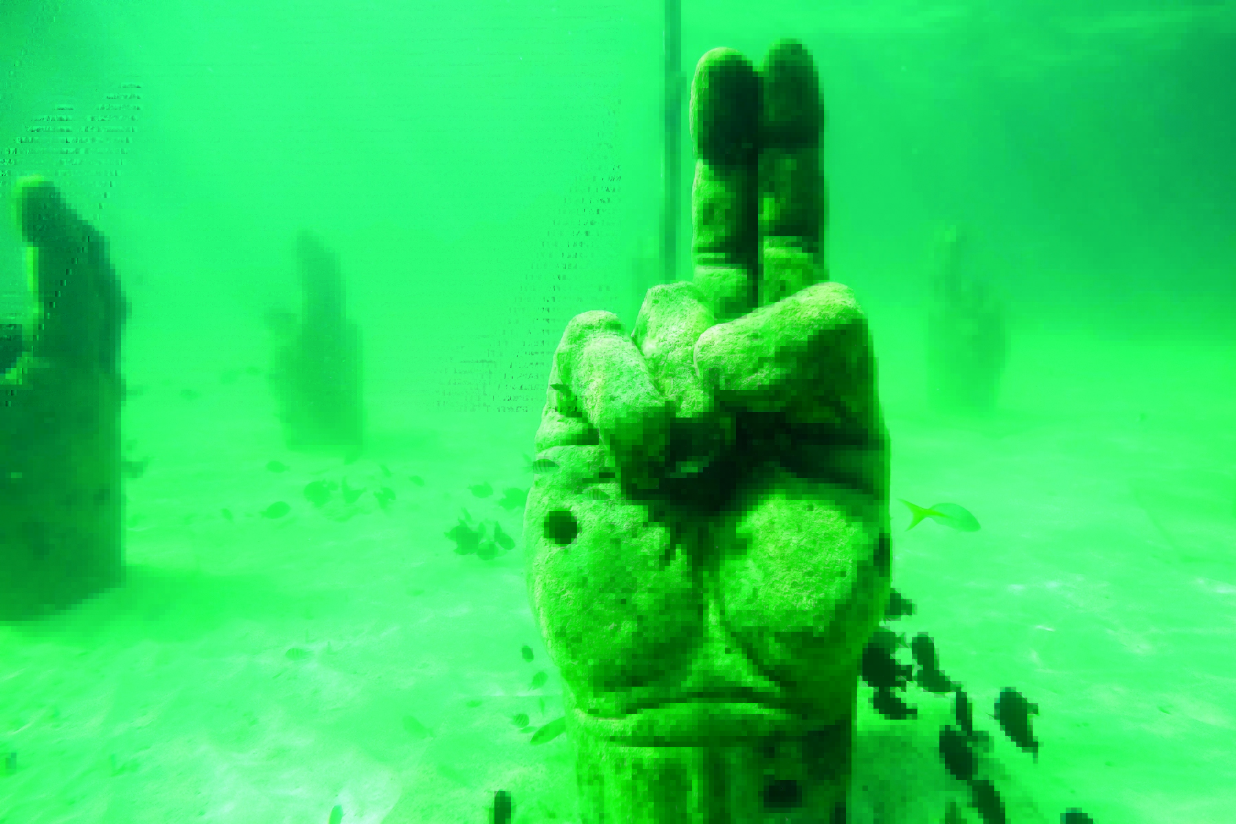 <h3>Pro klid korálů </h3><p>Snaha ochránit nedaleké korálové útesy vedla <strong>Jaimeho Gonzaleze Cantoa</strong>, ředitele mexického Museo Subacuático de Arte alias MUSA, k vytvoření alternativní lokality, jež by odlákala potápěče od ohrožených živočichů. <strong>Vzniklo tak podvodní muzeum čítající 500 soch, přičemž autorem většiny se stal opět Jason deCaires Taylor, přispěla však i řada domácích umělců.</strong> Tři expozice v hloubkách od tří do šesti metrů si mohli první potápěči prohlédnout již v roce 2010.  </p>