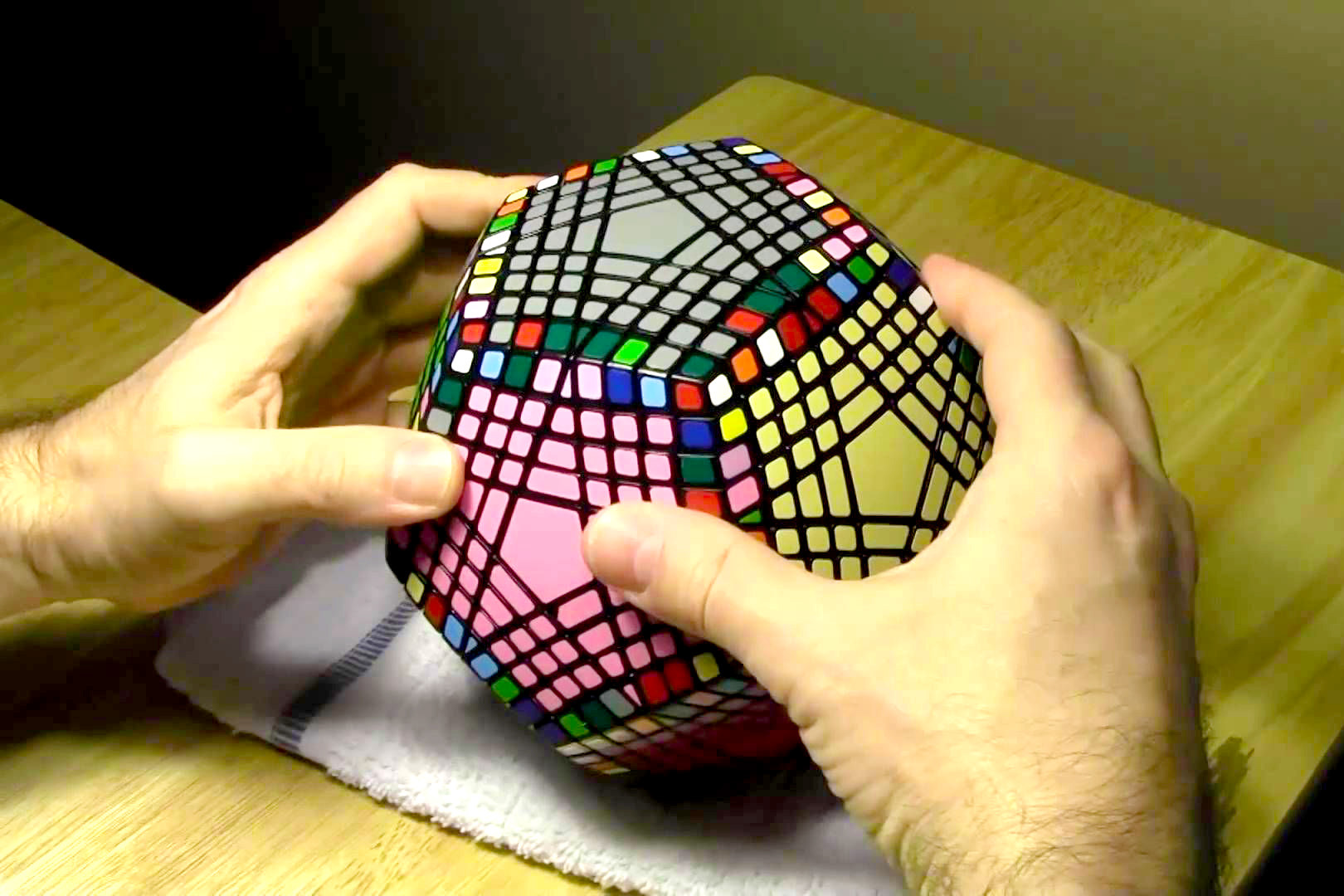<h3>Rubikův očistec</h3><p><strong>Petaminx | typ:</strong> alternativa Rubikovy kostky</p><p>Extrémní variace na Rubikovu kostku je údajně vhodná pro děti od osmi let, přesto si lze jen těžko představit ratolest, která by ji zvládla složit. <strong>Petaminx tvoří 975 součástek rozdělených do 12 ploch a jeho autorovi Jasonu Smithovi údajně trvalo 75 hodin, než jej vůbec dokázal postavit. Mnozí hovoří o nejobtížnějším hlavolamu, jaký se dá v obchodě koupit</strong>. A dokonce i nadšencům, kteří se na skládání Rubikových kostek zaměřují, zabere jeho vyřešení několik hodin. </p>