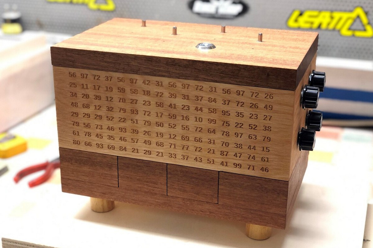 <h3>Šifra mistra truhláře</h3><p><strong>Impossible Box | typ:</strong> šifrovací skříňka</p><p>Na rozdíl od japonských krabiček neslouží <strong>Impossible Box</strong> neboli „nevyřešitelná skříňka“ k uchovávání tajemství majitele – naopak má prověřit jeho vynalézavost při objevování skrytých přihrádek a luštění šifer. <strong>Některé části jsou ryze mechanické, při řešení jiných se zapojuje elektronika skrytá v útrobách a poháněná tužkovými bateriemi.</strong> Jedinému člověku může rozlousknutí hlavolamu trvat až devět hodin, zatímco skupina jej prý zdolá za „pouhou“ polovinu času.</p>