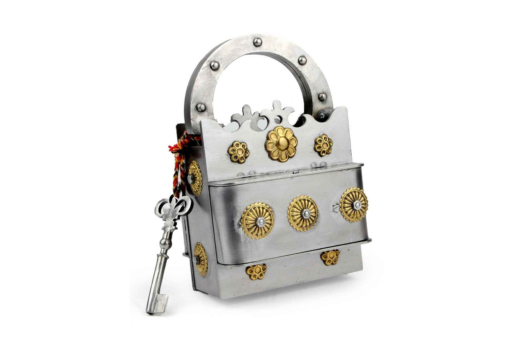 <h3>Pod zámkem</h3><p><strong>The Crown Iron Puzzle Lock | typ:</strong> zámek</p><p>Zatímco u běžných hlavolamů se nedoporučuje používat přílišnou sílu, aby se nepoškodily, v případě <strong>The Crown Iron Puzzle Lock</strong> se nasazení svalů přímo vyžaduje. <strong>Ručně vyrobený zámek je totiž kovový a některé jeho části k sobě doléhají natolik těsně, že se s nimi bez většího úsilí pohnout nedá. Jedná se o hlavolam nejvyšší, desáté kategorie obtížnosti</strong> a před svými vyzyvateli se otevírá postupně. I těm nejprotřelejším však může jeho odemknutí zabrat celý den.</p>