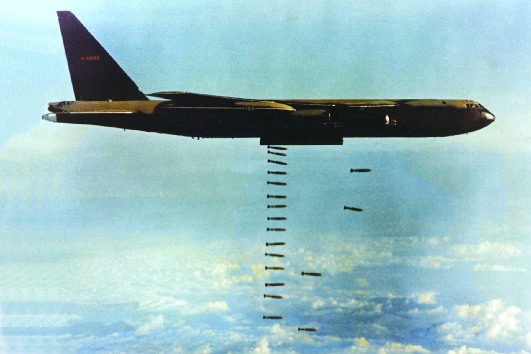 <p>Boeing B-52D amerického letectva shazující bomby nad Vietnamem. Toto letadlo absolvovalo svou poslední bojovou misi 29. prosince 1972 a bylo jedním ze tří posledních letounů B-52, které bombardovaly Severní Vietnam během „Operace Linebacker II“.</p>