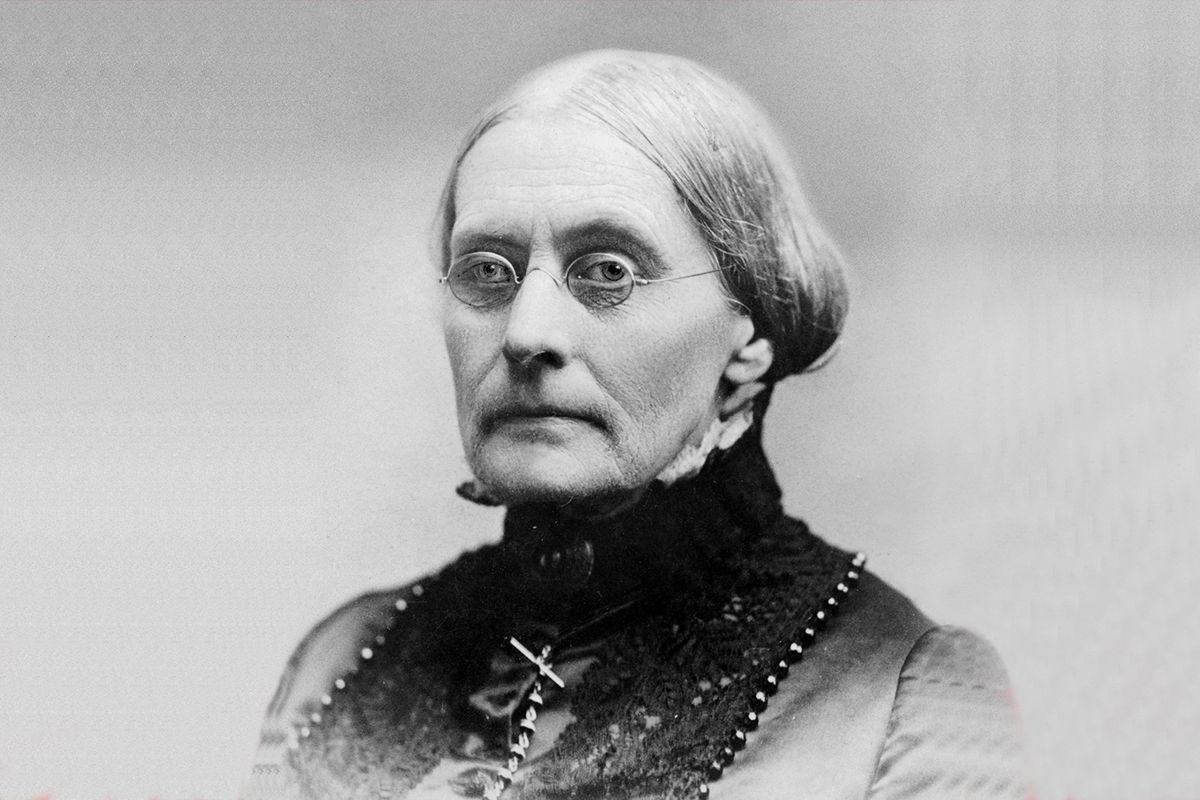 <h3>Bojovnice za lidská práva</h3><p><strong>Susan Brownell Anthonyová (1820–1906)</strong></p><p>Tato americká aktivistka dělala vlastně stále to samé: předstoupila před davy posluchačů, pronesla jeden ze svých plamenných projevů a poté sbírala podpisy na petici – jednou šlo o práva otroků, jindy žen či nenarozených dětí. „Ženy by neměly spoléhat na blahosklonnou ochranu mužů, ale měly by se samy naučit, jak se o sebe postarat,“ tvrdila. To se možná hezky poslouchá, ale o poznání hůř zařizuje. Soudobé ženy často nemají přístup k vzdělání, kapitál a ani schopnosti. Asi nepřekvapí ani to, že Susan při svém maximálním společenském vypětí zůstala na ocet.</p><p>Kdo by si také vzal za ženu sufražetku, která neustále schůzuje, burcuje a revoltuje. Ve svém odhodlání je pevná a v názorech stálá. Jen s výjimkou potratů – proti těm nejprve ostře vystupuje, ale posléze je připouští. Anthonyová zvládla ročně zhruba 90 veřejných vystoupení, a to až do svých osmdesáti let! Ještě ve svých pětasedmdesáti dorazila do národního parku Yellowstone v sedle muly. Má spoustu známých, ale s muži a někdy ani s ženami dobře nevychází. Řada jejích stejně zapálených kolegyň už tou dobou chová vnoučata a zbabičkovatěla. Naproti tomu Anthonyová už v roce 1877 předpověděla éru žen, jimž dnes říkáme singles. <em>(foto: Wikimedia Commons, CC0)</em></p>