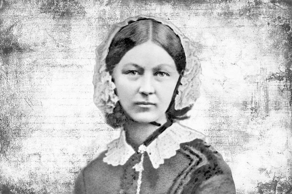 <h3>Od klavíru k Červenému kříži</h3><p><strong>Florence Nightingalová (1820–1910)</strong></p><p>Je to jednoduché: na konci 19. století nemusíte jako žena ze slušné rodiny nic řešit. Vaše karty osudu jsou již rozdány. Po letech hry na klavír, vyšívání a odpoledním popíjení čaje si vezmete toho správného muže se solidním zázemím, a pak už budete jen rodit a pečovat o potomky. Atraktivní <strong>Florence Nightingalová</strong> má jiný plán. Chce být užitečná a pomáhat světu. <em>„Bůh promluvil ke mně a vyzval mne do svých služeb.“</em> <strong>Rozhodne se zachraňovat životy britských vojáků a stane se průkopnicí sesterské péče v nemocnicích</strong>. Cesta k tomu ale rozhodně není snadná. Většina dosavadních armádních pečovatelek z lazaretů má pověst markytánek, tedy žen zpříjemňujících vojákům dlouhé večery. A jejich lékařská péče? Za mnoho nestojí.</p><p>Z banální jizvy se rychle stane hnisající vřed. V lepším případě to skončí amputací končetiny, pokud se vůbec zákroku dožijete. V polních nemocnicích totiž panují otřesné hygienické podmínky, a spíš než na vykrvácení tu umřete na břišní tyfus. Proškolená Florence navzdory nelibosti doktorů zahajuje své tažení pod praporem Červeného kříže. Žena, která dělá do medicíny? Žena, která pracuje? Cože?! <strong>Cílevědomá Florence zakládá moderní zdravotnický sesterský sbor, své svěřenkyně neustále vzdělává, dává vzniknout základům péče o pacienty. Díky ní se pooperační úmrtnost sníží ze čtyřiceti dvou na pouhá dvě procenta</strong>. Za svou činnost nakonec obdrží řadu ocenění. <em>(foto: Wikimedia Commons, Henry Hering, CC0)</em></p>