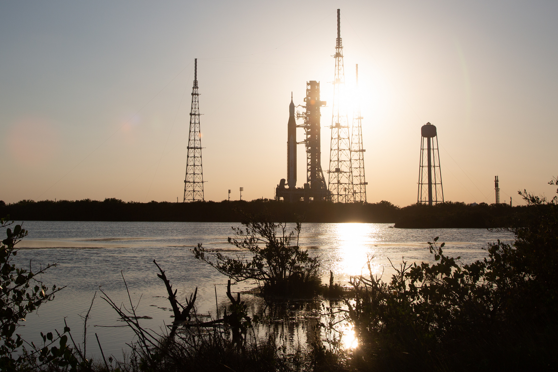 <p>Nosná raketa SLS a kosmická loď Orion na odpališti Launch Pad 39B Kennedyho vesmírného střediska.</p>