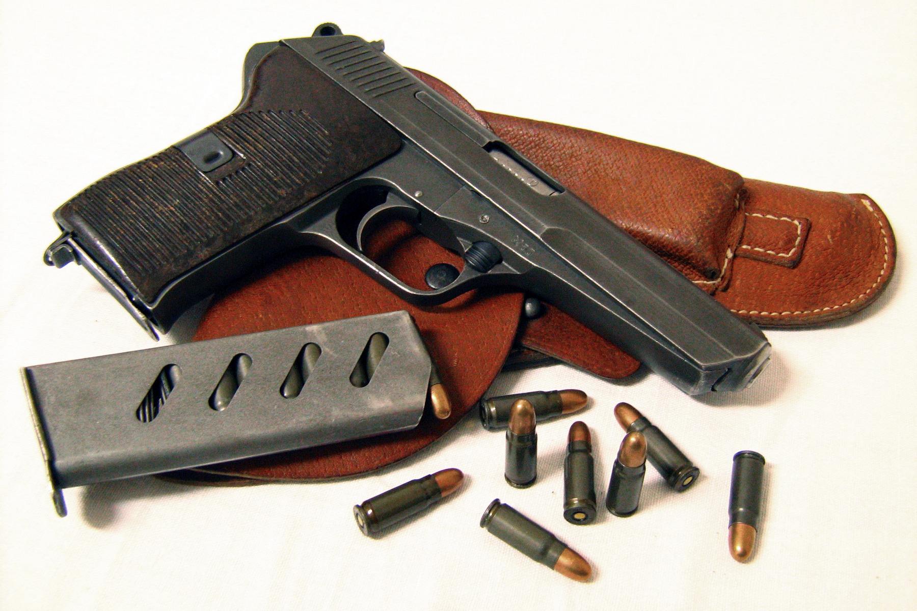 <p>Československá samonabíjecí pistole ČZ vzor 52 v ráži 7,62x25 mm Tokarev.</p>