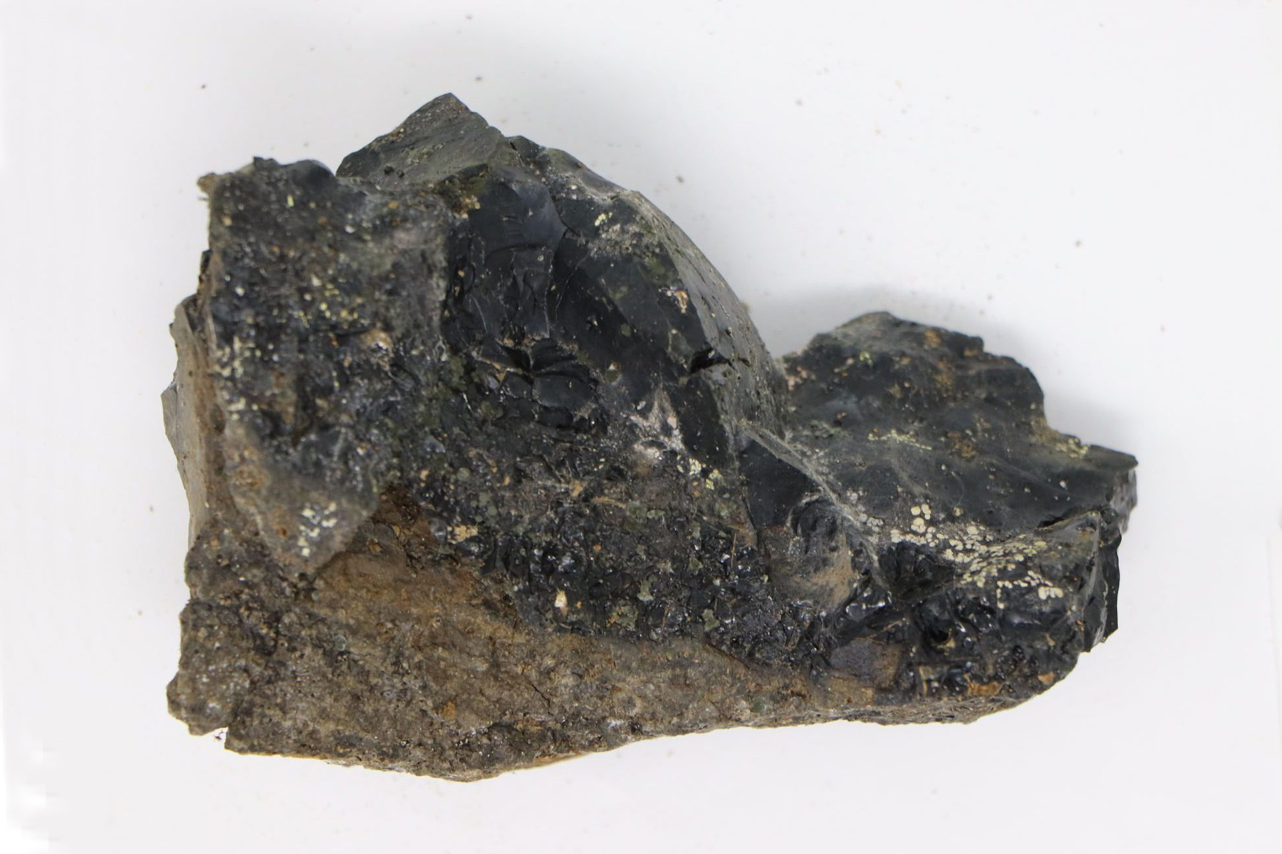 <p>Vzorek černého skla, které prošlo teplotou 2 370 °C. <em>(foto: Gavin Tolometti)</em></p>