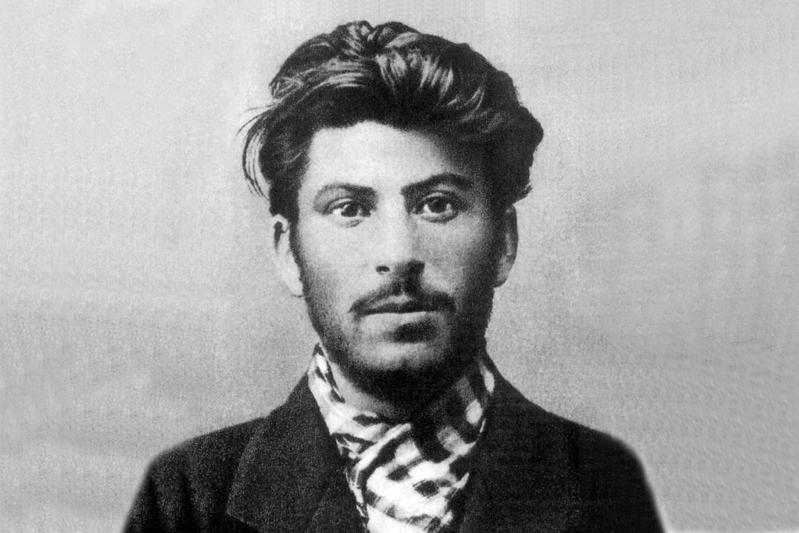<p>Mezi studiem kněžského semináře a kariérou profesio­nálního revolucionáře vyzkoušel Stalin jediné povolání: pracoval jako meteorolog. </p>