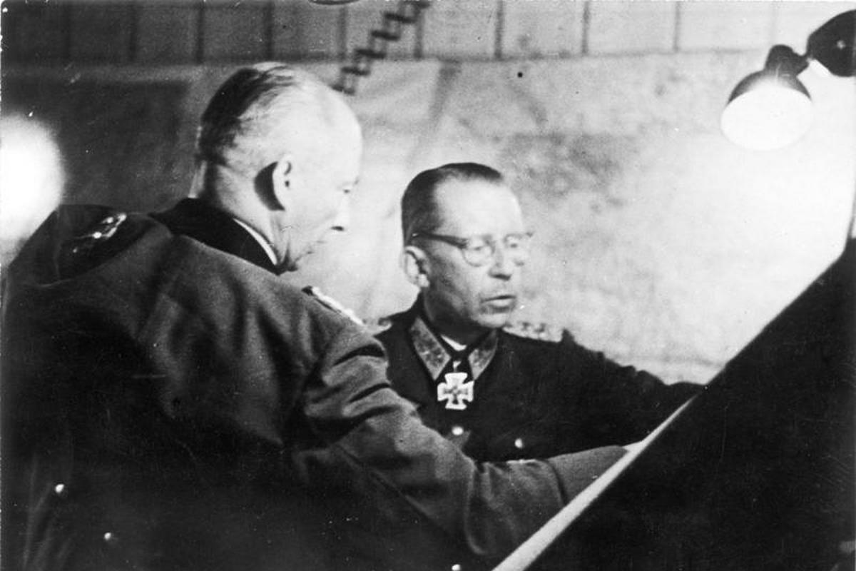 <p><strong>Gotthard Heinrici</strong> (vpravo) se těšil respektu ze strany spolubojovníků i Spojenců a platil za mistra defenzivy.</p>