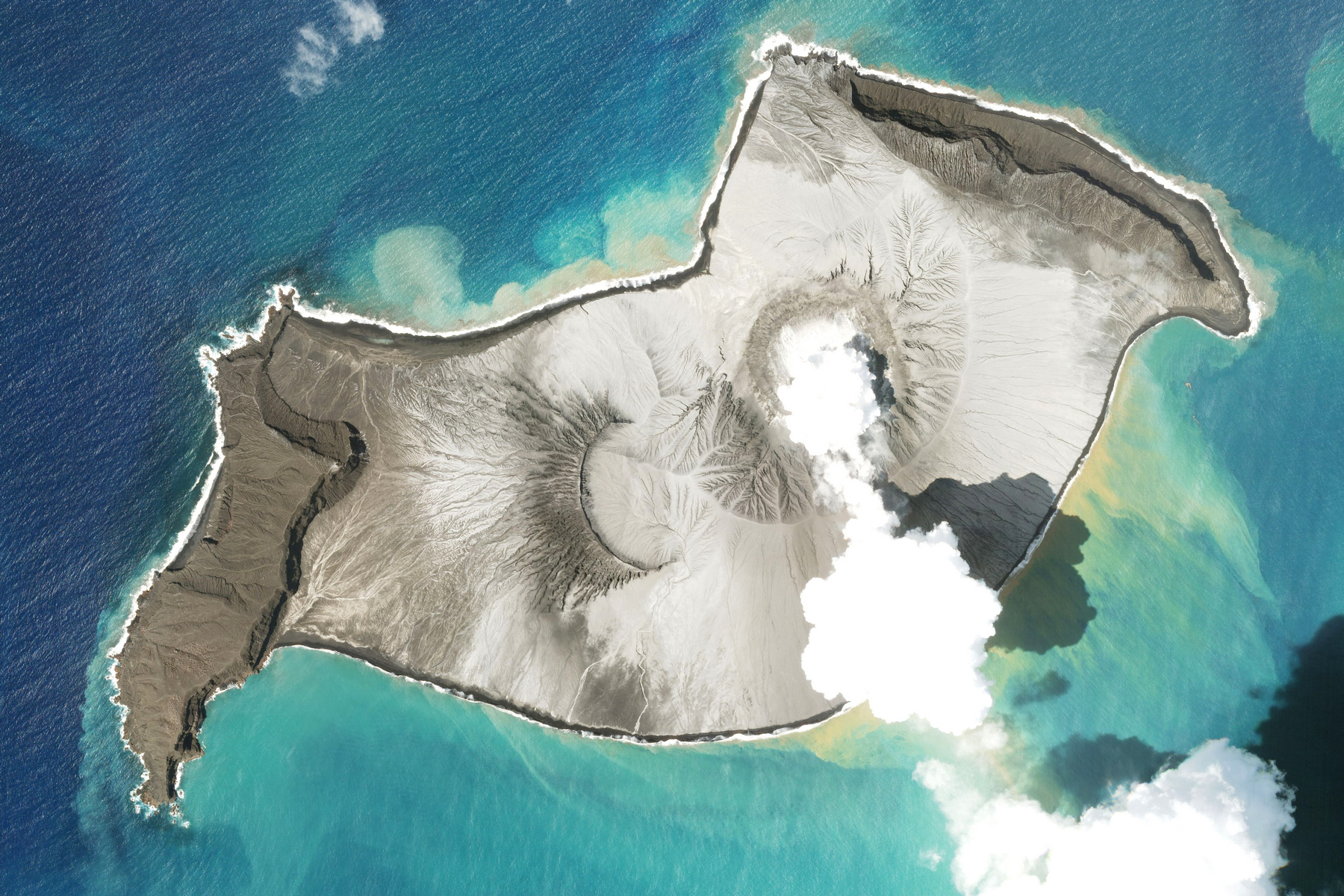 <p>Království Tonga v Oceánii se doslova otřáslo v základech: Erupce podmořského vulkánu totiž rozmetala jeden z jeho ostrovů.</p>
